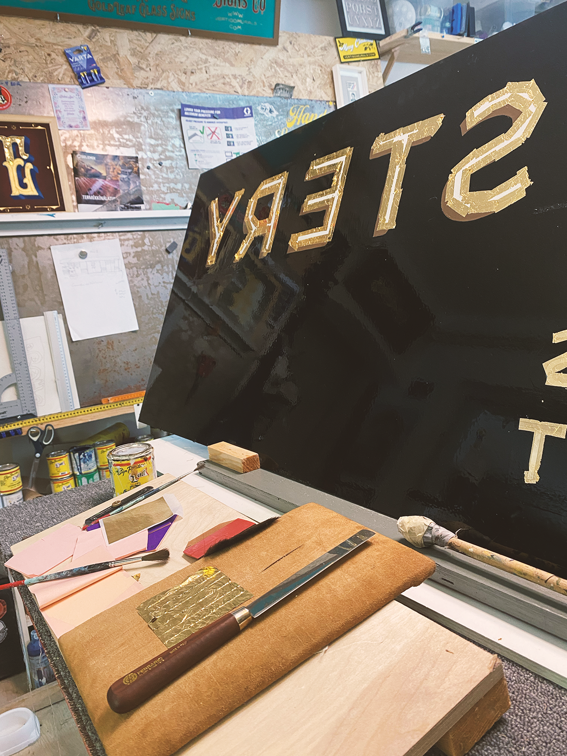Aranyozott-üvegcégtábla-goldleaf-aranybetűk-vertigomurals-vertigo-murals-címfestés-aranyozás-üvegaranyozás.png