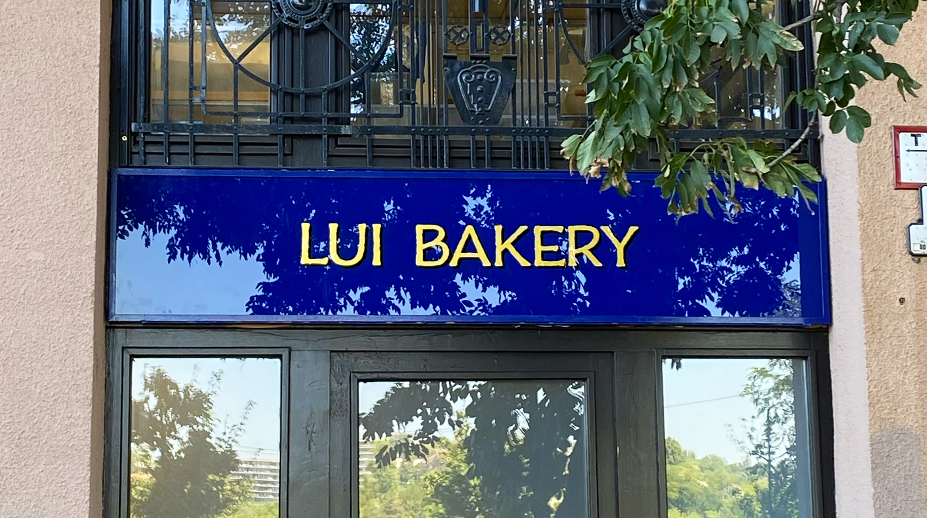 aranyozott-cégtábla-vertigo-murals-goldleaf-címfestés-lui-bakery.png