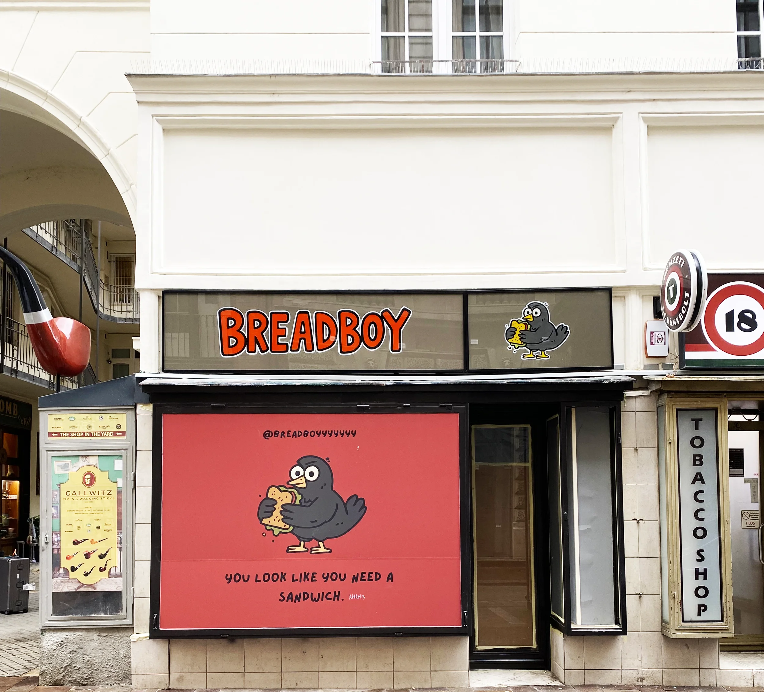 BREADBOY Szendvicsbár portálja, és kézzel festett üveg cégtáblája a Vertigo Murals Kft. munkája.