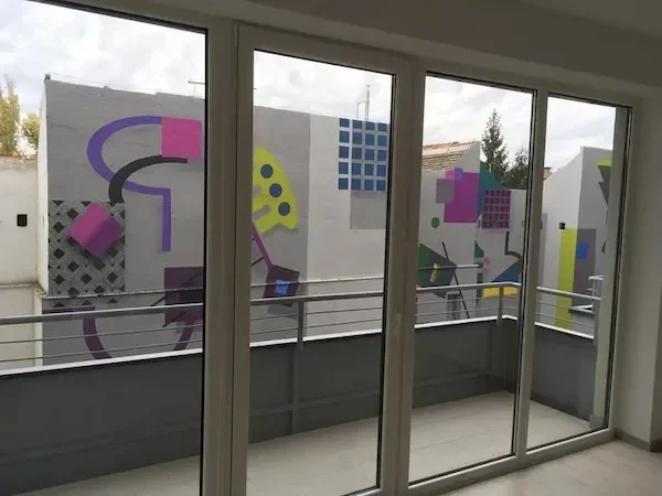 vertigo-murals-szines-tuzfalfestes-homlokzat.webp