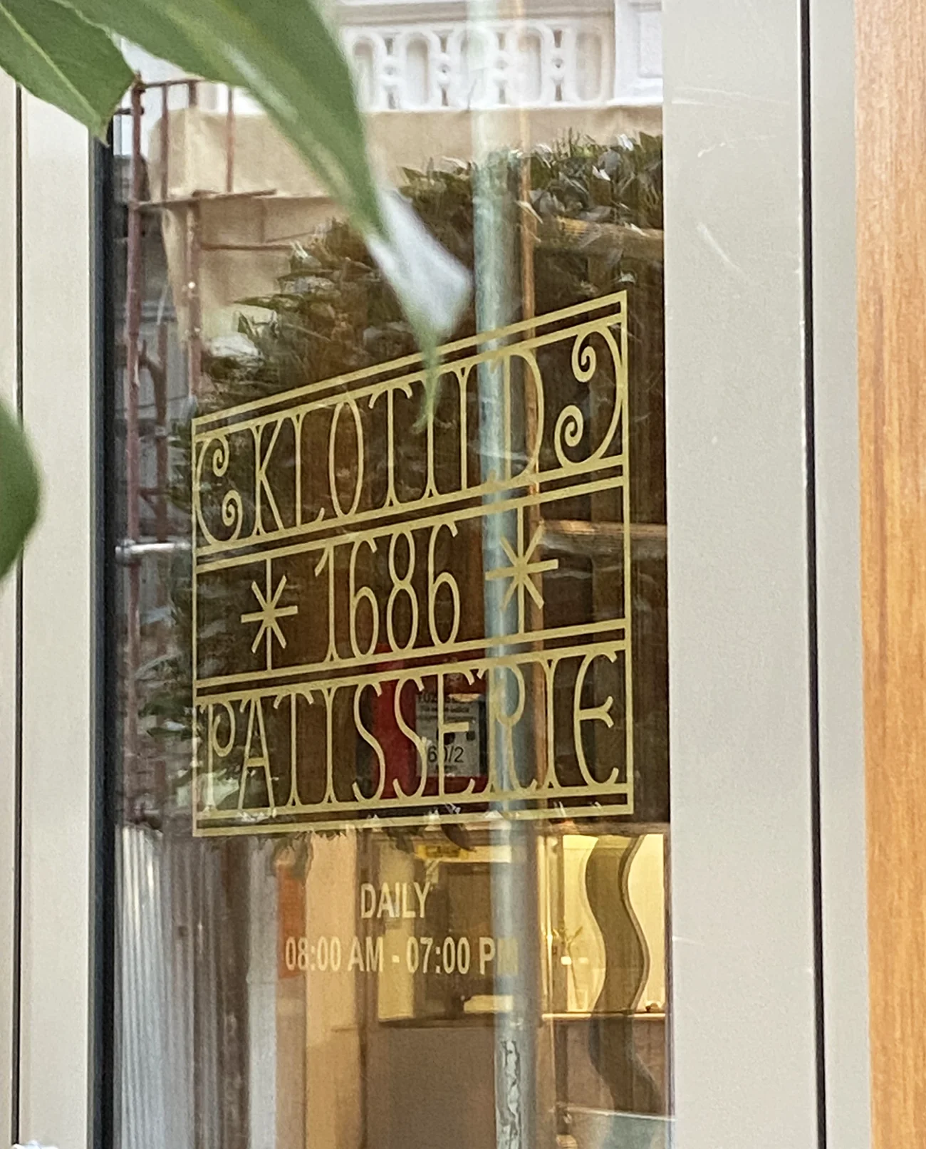 Vertigo-Murals-Klotild-patisserie-arany-felirat-a-bejáratiajtón-vertigomurals-készítette.webp