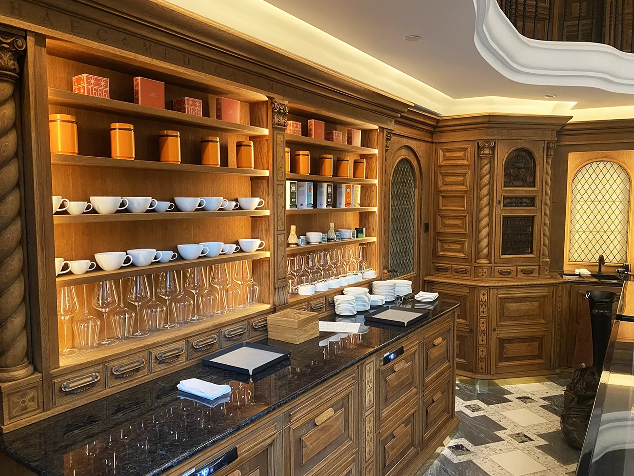 Klotild-Patisserie-belülről-cukrászda-bejárati-felirat-vertigomurals-címfestés.webp
