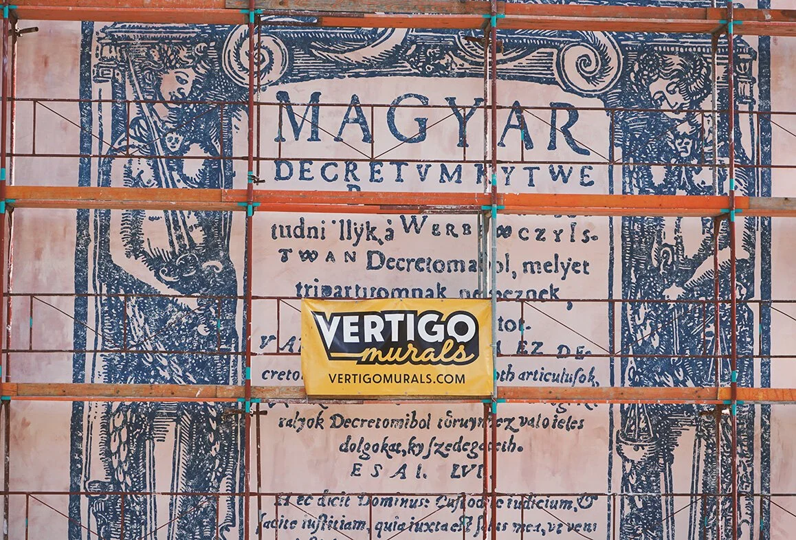 Vertigo Murals nagyméretű tűzfalfestménye – professzionális kültéri dekorációs falfestés.