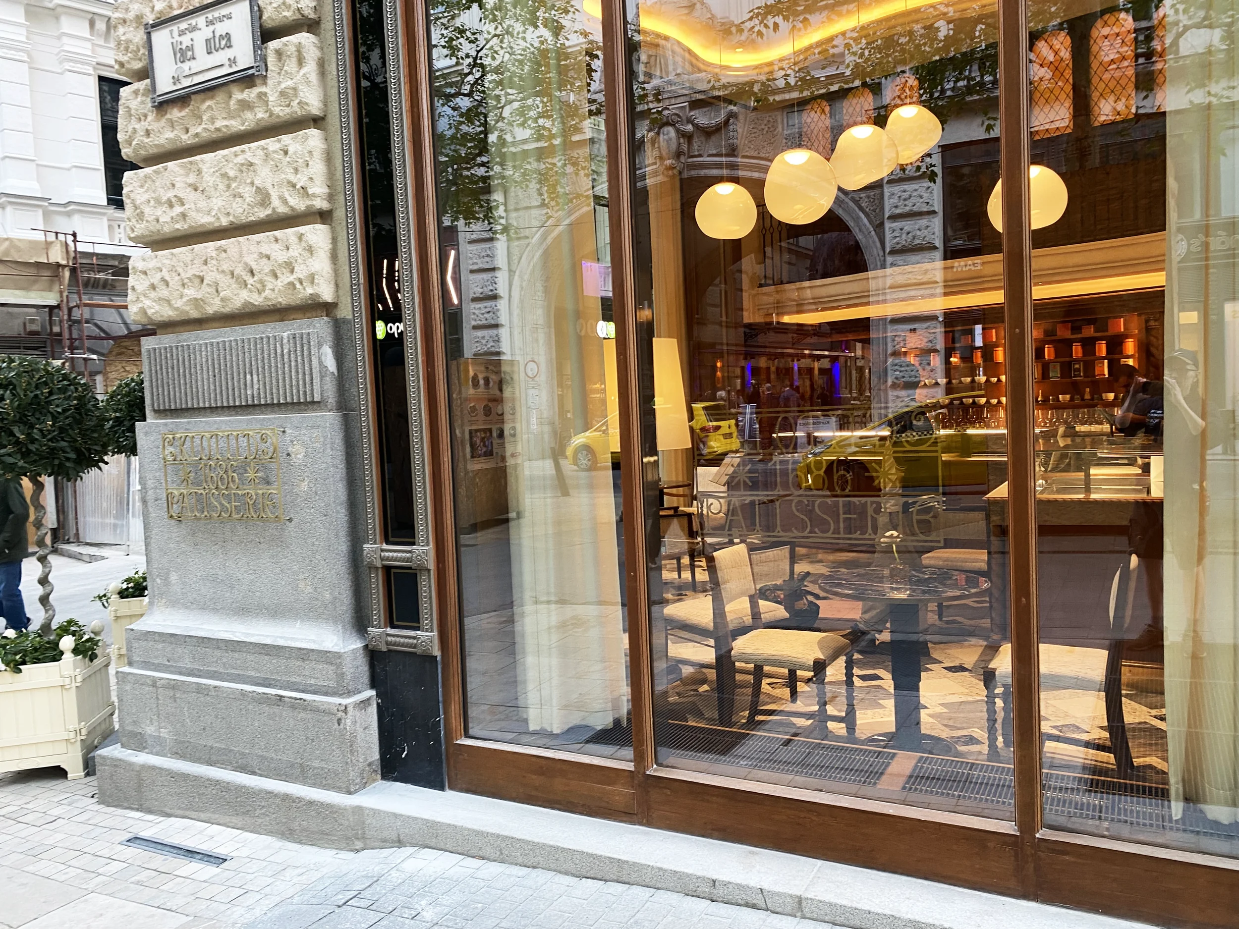 Klotild-Patisserie-kirakati-felirat-cégtábla-vertigomurals-címfestés.webp