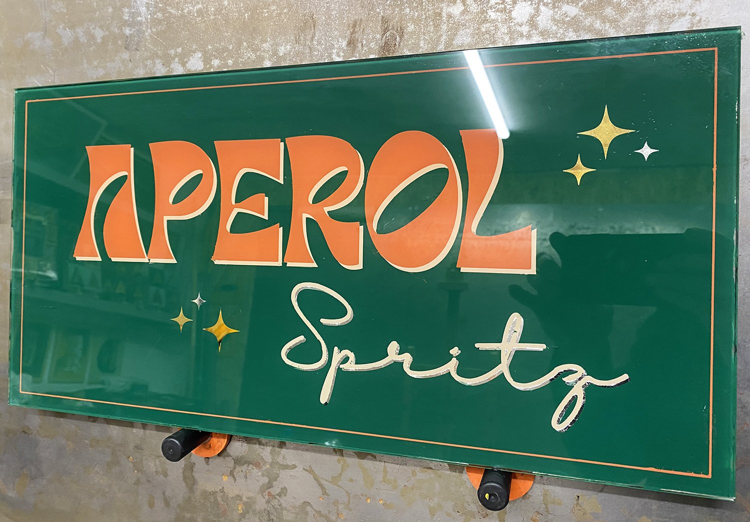 Aperol-spitz-uvegcegtabla-aranyozva-vertigo-murals-címfestés-uvegaranyozas-festes.jpg