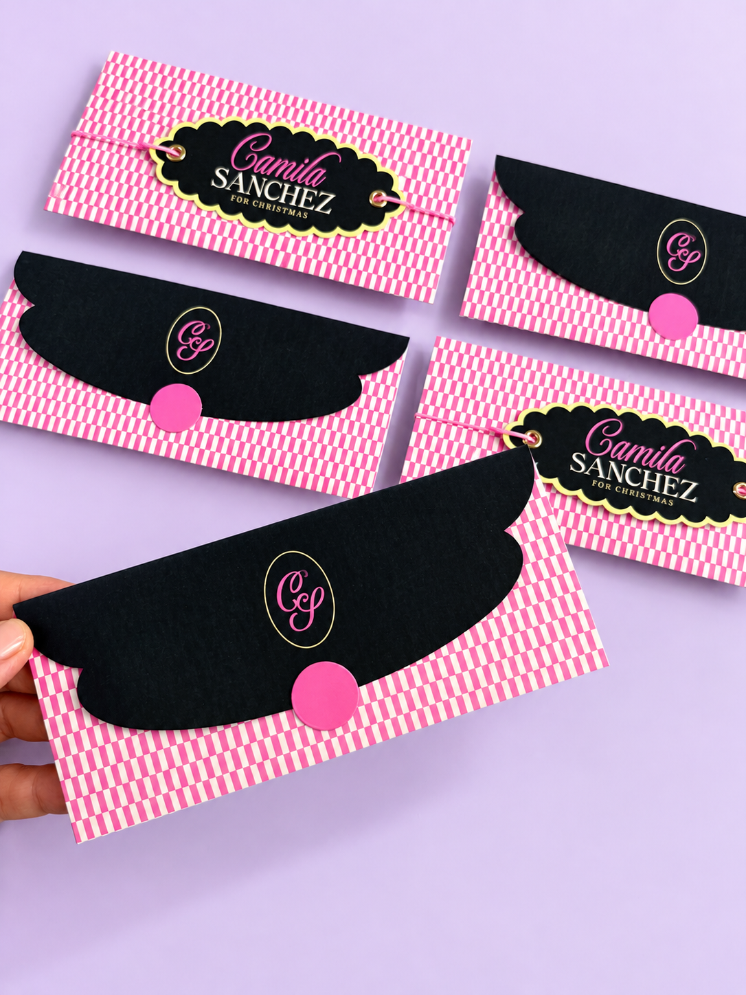 Invitaciones rosas sobre fondo lavanda.png