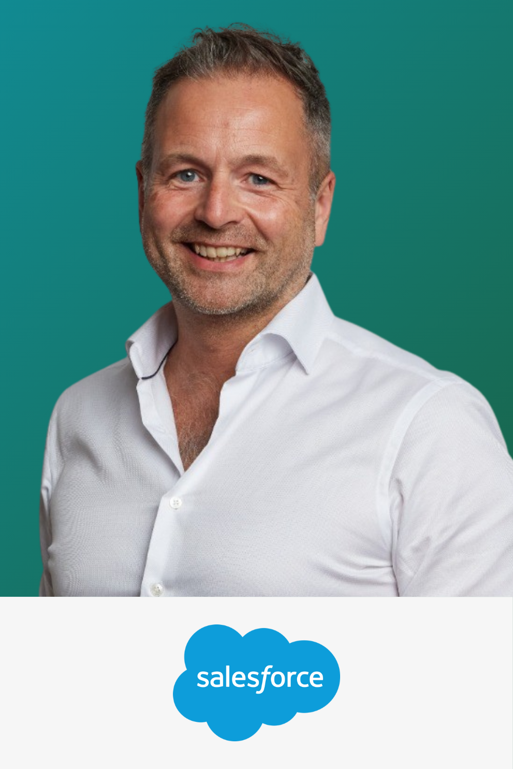 Lächelnder Mann mit grauem Bart und kurzen braunen Haaren, trägt ein weißes Hemd, vor grünem Hintergrund mit Salesforce-Logo am unteren Rand.