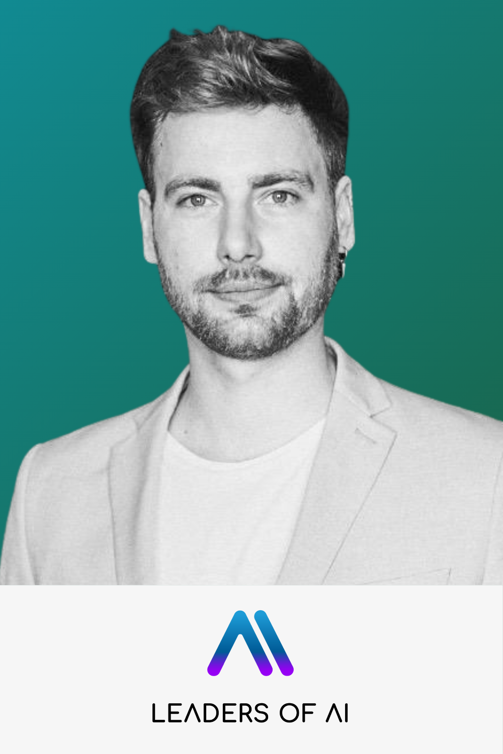 Schwarz-weiß Portrait eines Mannes mit dunklem Haar, Bart und Earring, im Hintergrund ein grüner Farbverlauf, darunter das Logo 'LEADERS OF AI' mit einer stilisierten Buchstaben A in Blau und Lila.