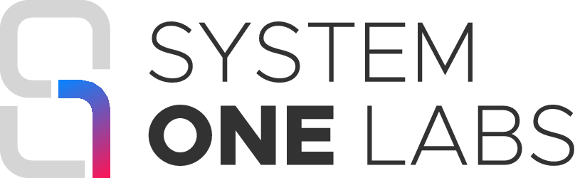 Logo von System One Labs mit schwarzem Text und einem stilisierten Buchstaben S in Grau und Blau