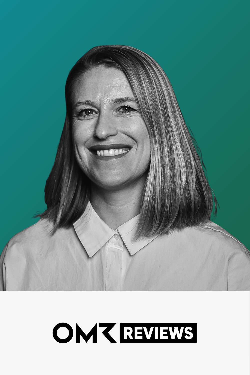 Schwarz-weiß Portrait einer lächelnden Frau mit langem, glatten Haar, die ein weißes Hemd trägt vor einem grünen Hintergrund mit dem Text "OMK REVIEWS".