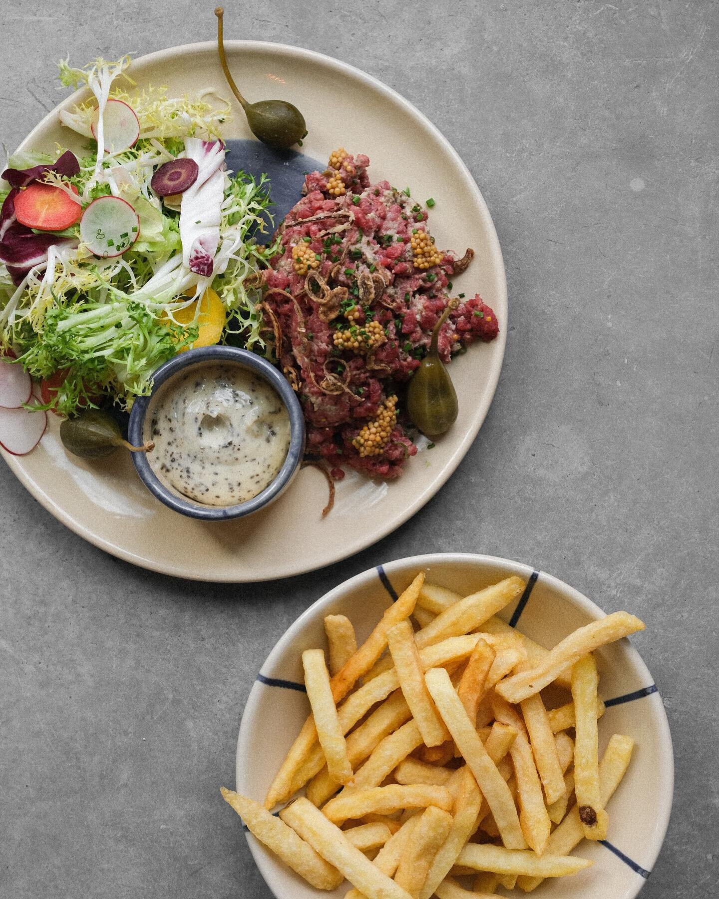 Try the classic beef tartare : chives, fried shallots, pickled mustard, seeds, salad, truffle mayo &amp; fresh fries 🔥

EVERYDAY from 12 pm-2.45pm &amp; 6pm-9.45pm

#GrandCanal #Brussels #BelgianFries