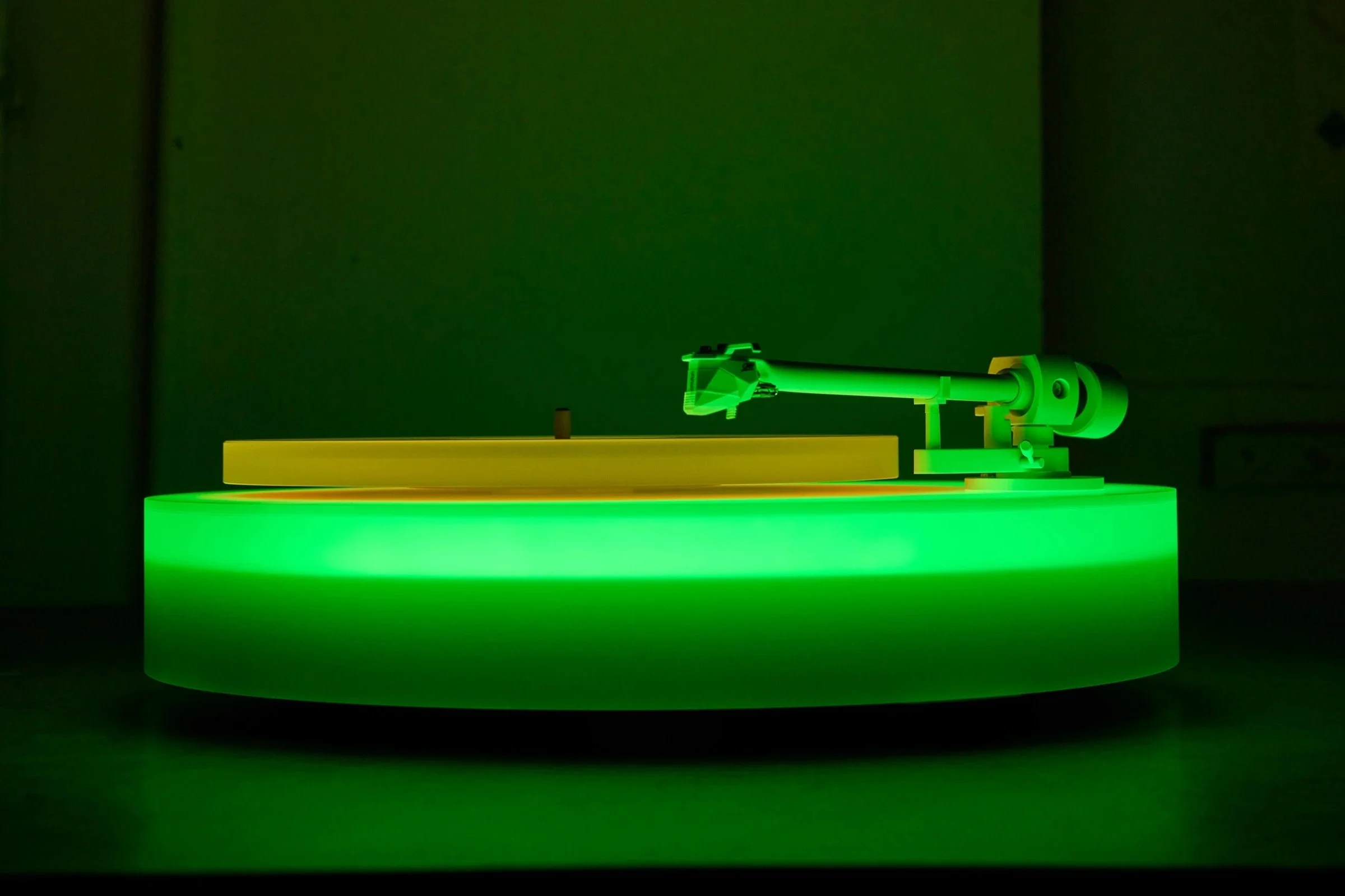 brian-eno-turntable-ii-2024-brian-eno-courtesy-paul-stolper-gallery-photography-luke-walker-2024-01_44__low-res.jpeg