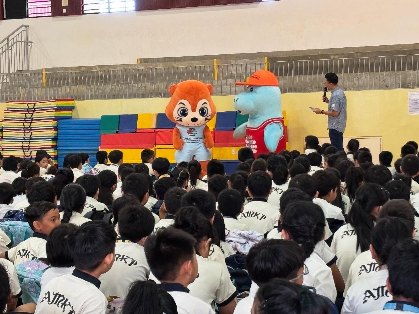🌊🐬 Splashing Fun at Ang Mo Kio Primary! @amkp.official 🐬🌊
Another awesome day of live shows and meet & greets at Ang Mo Kio Primary School! The excitement is building as we count down to the World Aquatics Championships – Singapore 202
