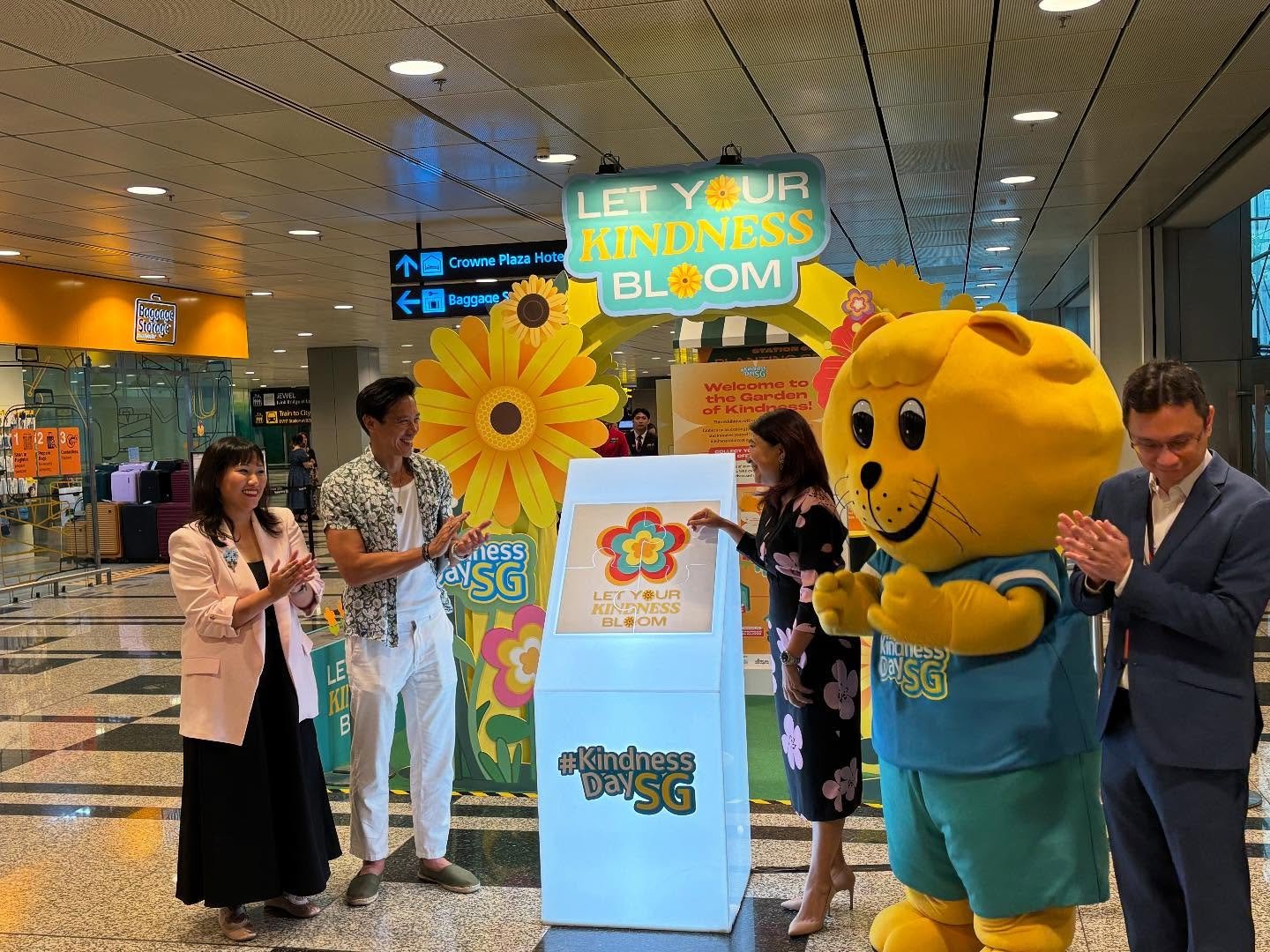 🌟 Kindness Day Singapore Exhibition is Now Open! 🌟
📍 Changi Airport T3, Arrival Level 1
📅 Now till 22 June 2025
Come visit our interactive booths and redeem your FREE Singa bag charm! 🎁🦁
During the opening, the Singapore Kindness Movement ho