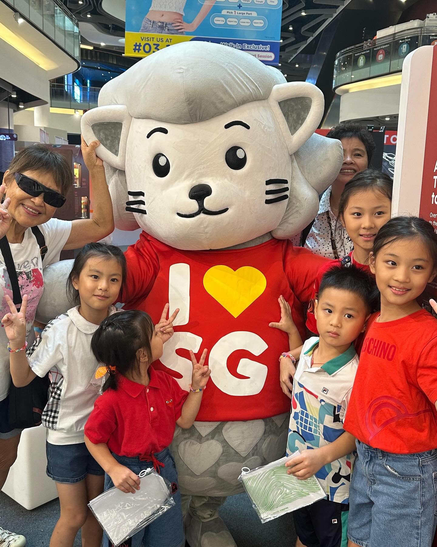 🎉 Did you catch August at Bugis+ the past two weekends? 🦁❤️
If you missed him — don’t worry! August will be out almost every day from now! 👀🎈
🎒 Students, he might just pop by your school... so don’t forget to wave 👋 and snap