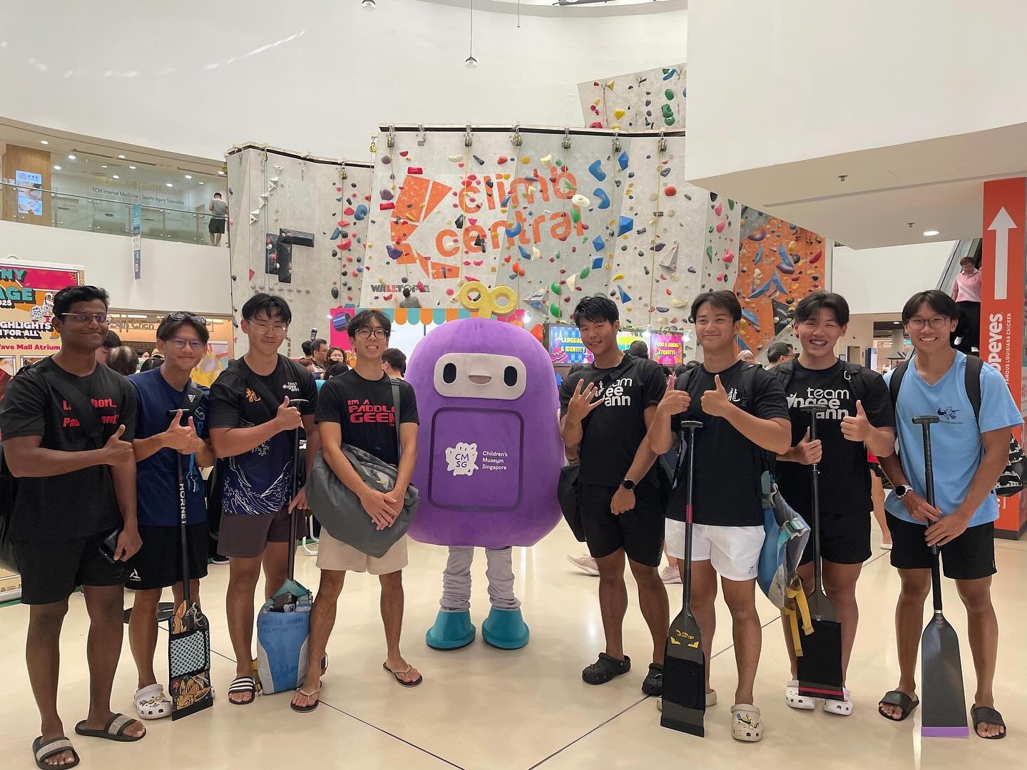 🎉 WonderBot joined in the fun at Harmony Day 2025 at OCBC Square! 🤖💛 @harmonycirclesg
Did you manage to snap a photo with him? 📸✨
If you missed him, don’t worry — Singapore Night Festival is coming up! 🌙🎆 Bring your little ones to