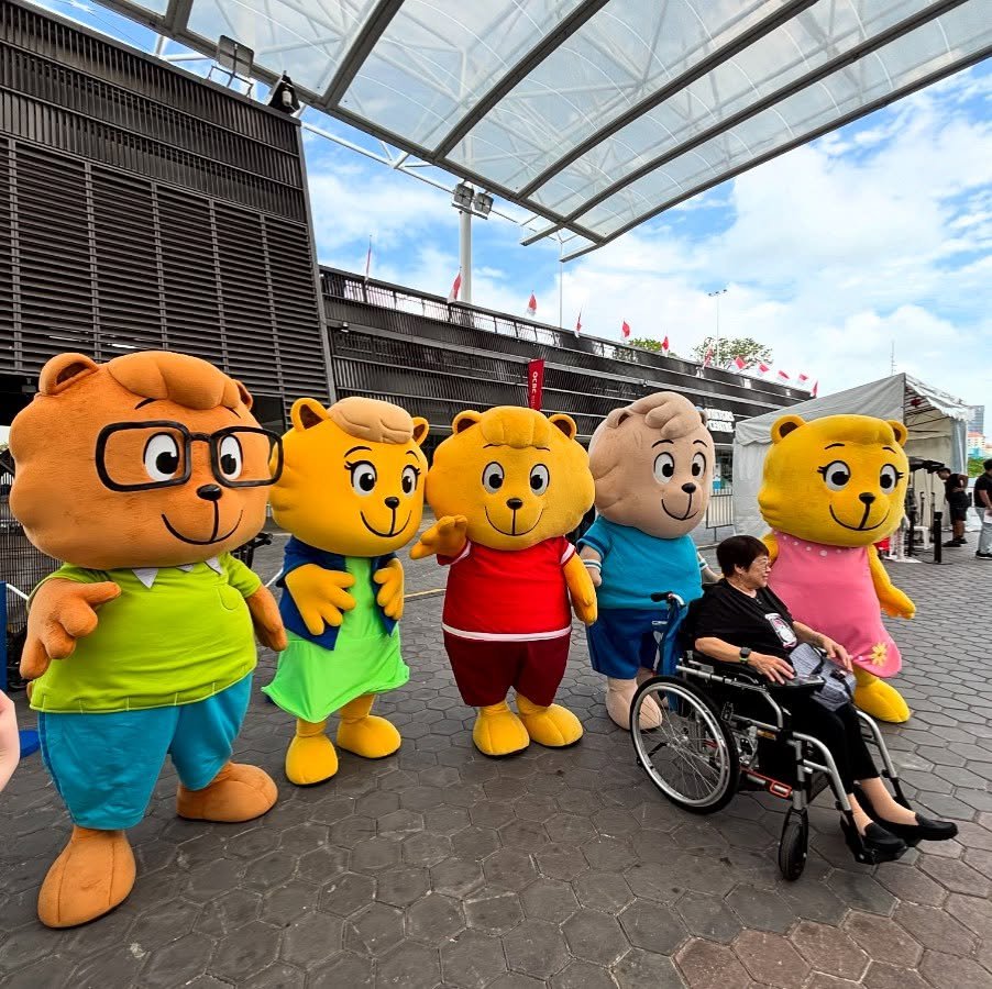 The Kindness Cubbies brought smiles to Harmony Day 2025 at OCBC Square! 🧡🧸✨
Even the emcees couldn’t resist a photo with them! 📸💫
Let’s continue to spread kindness to our friends, neighbours, and everyone we meet — together, we