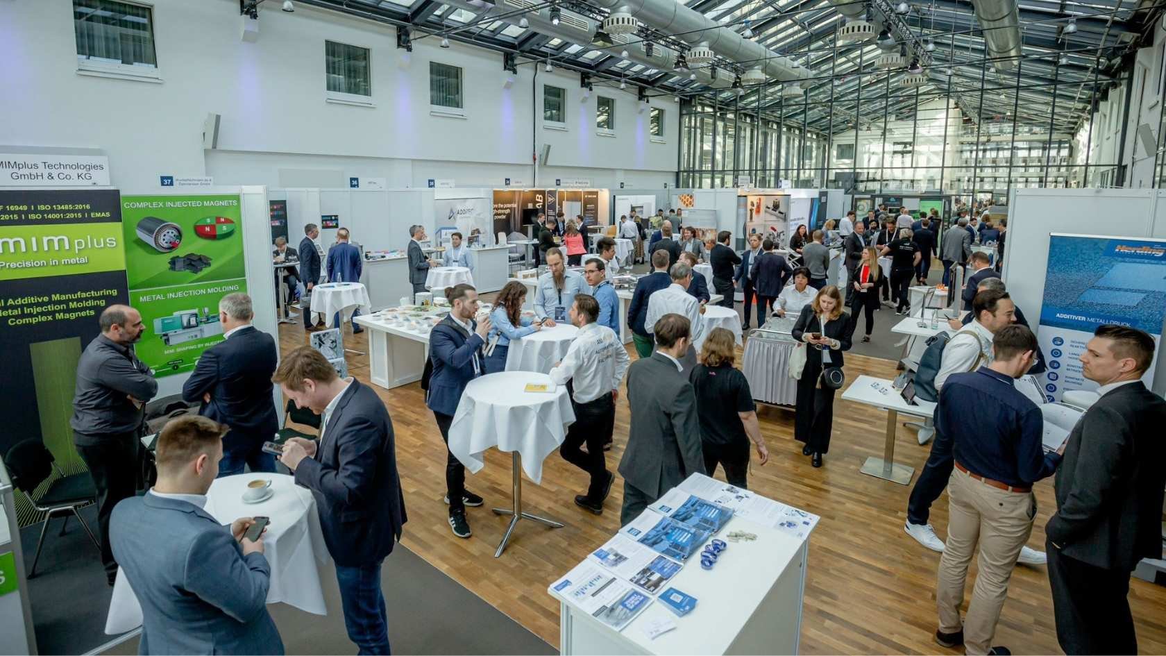 Ausstellung mit vielen Teilnehmern