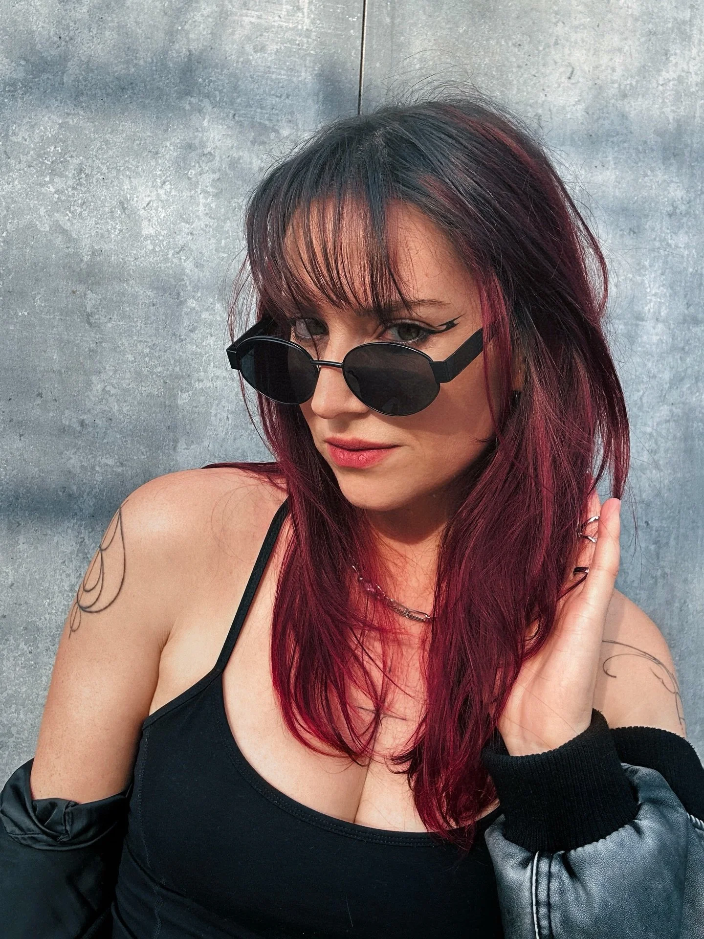 dream hair color by @soonsiki_luna 🍒🍷🥀 &amp; without bleach 🙌

def recommend @soonsiki.official in Seoul 🖤

#redhair #cherryredhair #seoul