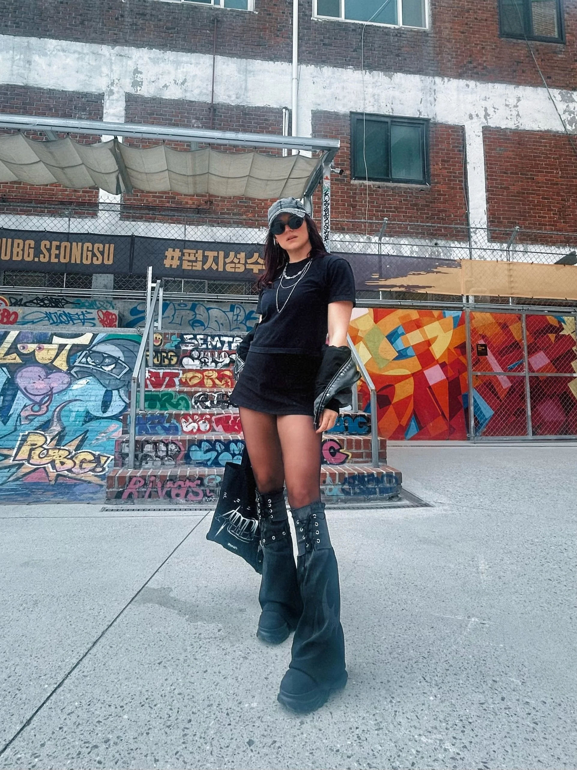 more pics of the leg warmers &hearts;︎

#altfashion #grunge #alternative