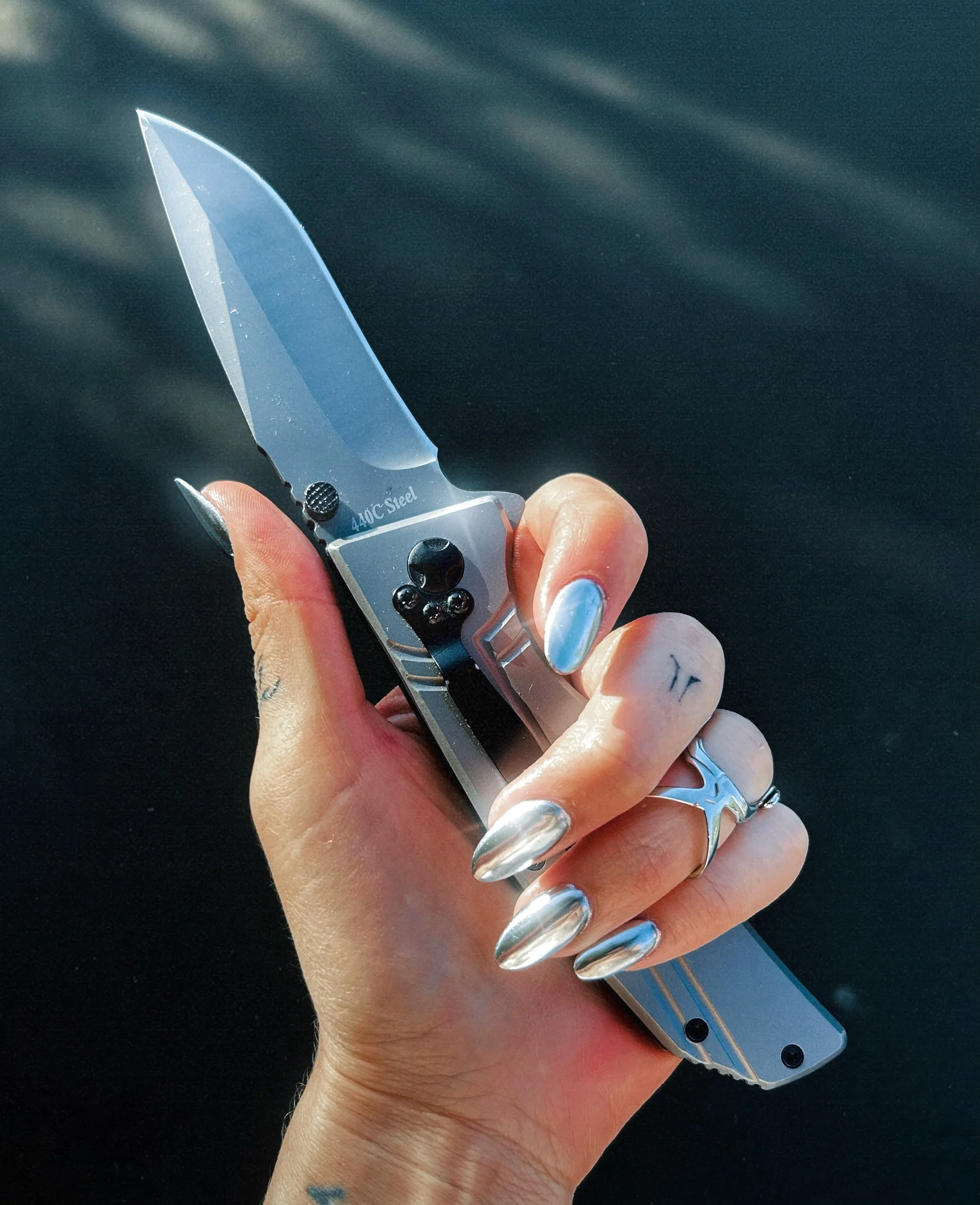 chrome nails &amp; art projects 💅🏻⚒️ (I don&rsquo;t know how people wear fake nails all the time they are always in the way 🥲)

swipe for a first preview of the new video 👀

#silvernails #chromenails #altstyle #creativeprocess