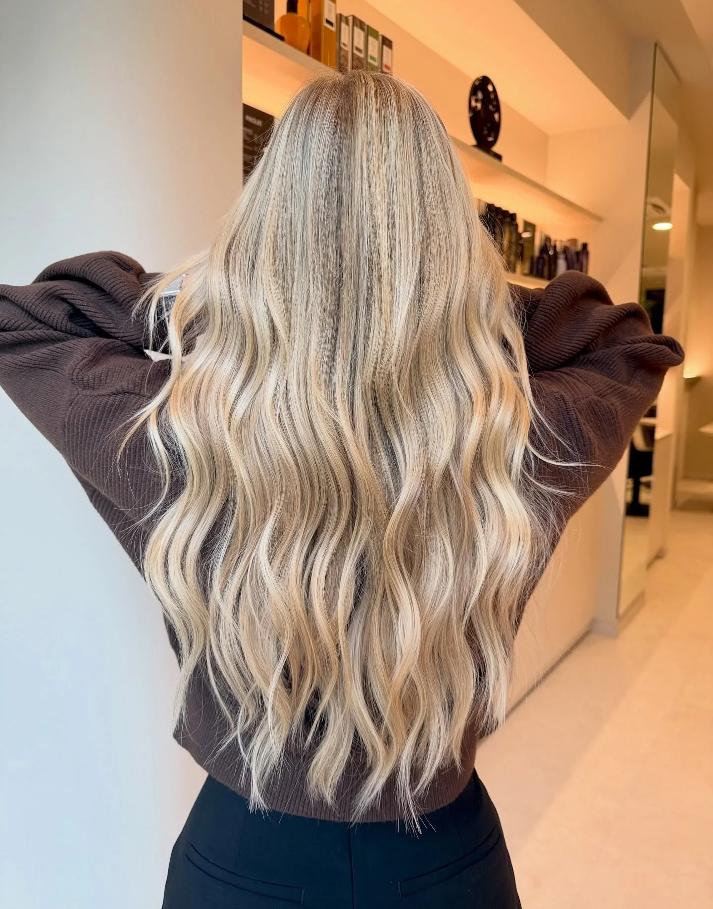 Waves for days 🌊🤍
Onze classic balayage met een verdikking en mini verlenging met onze keratine extensions. We love it! 🤍
#balayagesalon #extensions #brasschaat #kapper #oribe