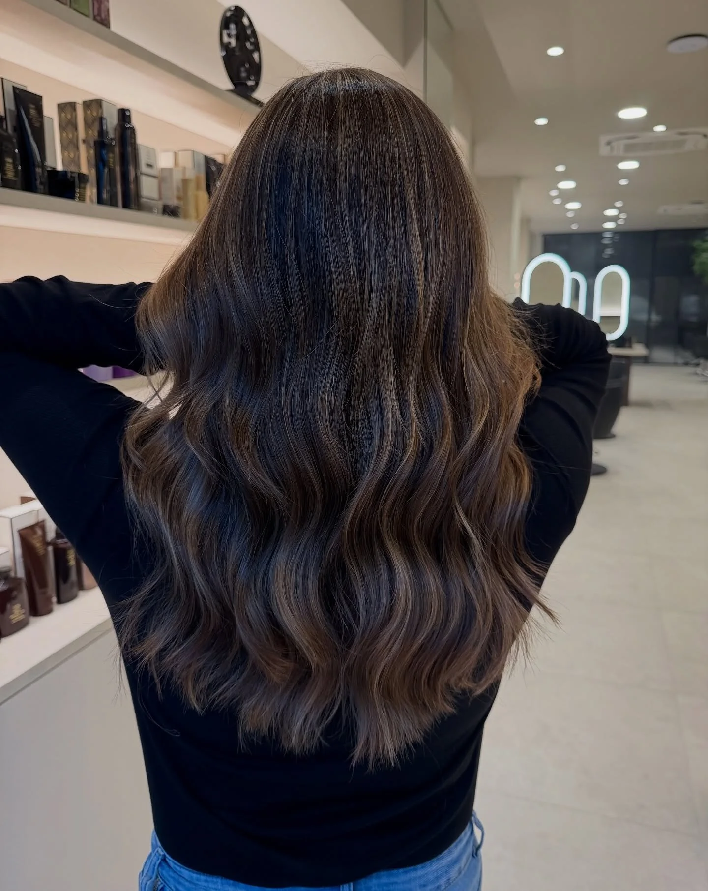 Chocolate brownie 🍫🤎
De perfecte blend in bruin haar, en ideaal tussendoor op te frissen met een toner. 
#balayagesalon #brownbalayage #kapper #brasschaat #oribe