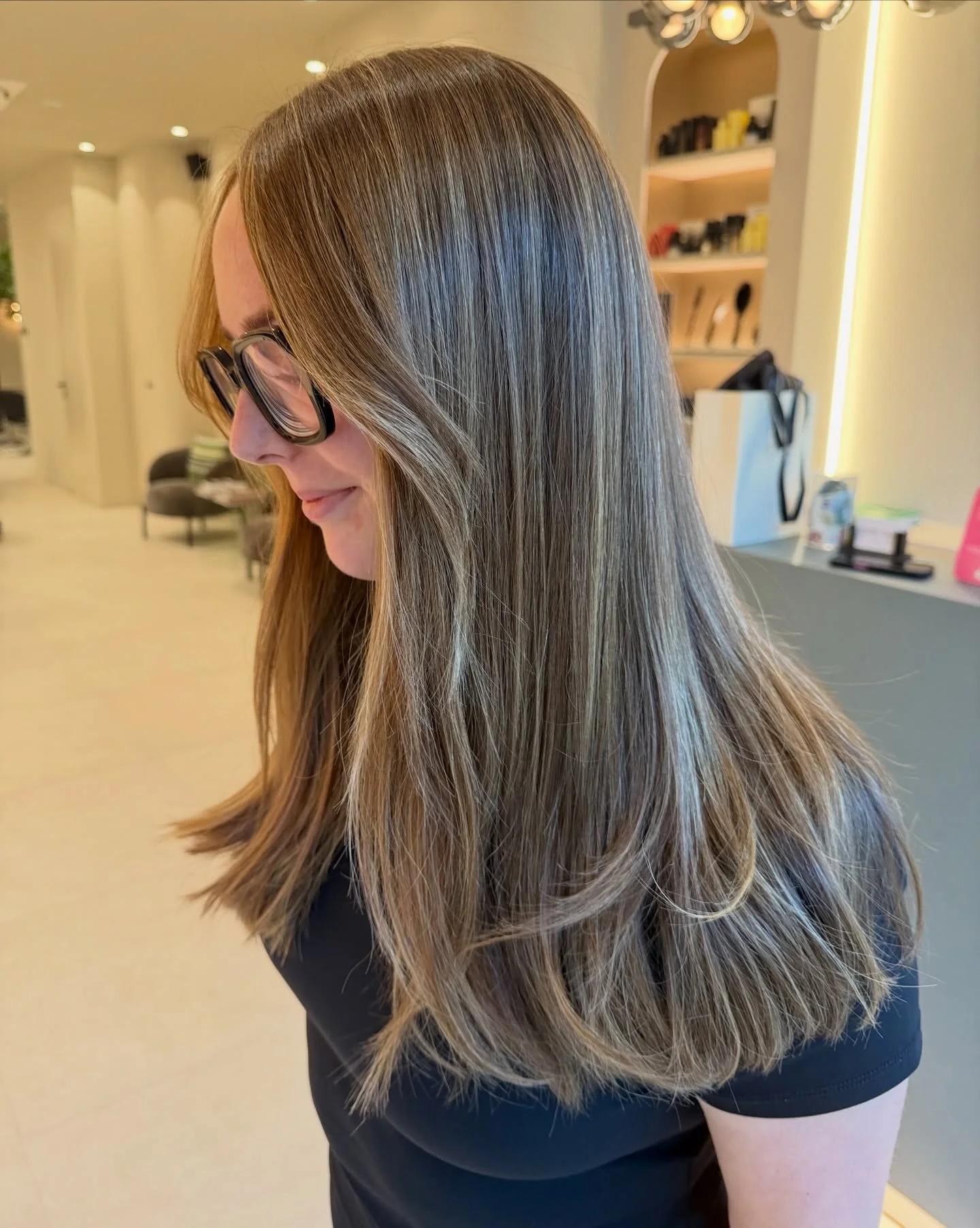 @manon.duwel twijfelde al lang of ze haar natuurhaar zou laten kleuren. Uiteraard! Een zachte teasing balayage, et voil&agrave;. Hoe prachtig is zo&rsquo;n zachte warme balayage 🫢🤩
De lichtere schakeringen doen Manon haar  gelaat mooi uitkomen, zek