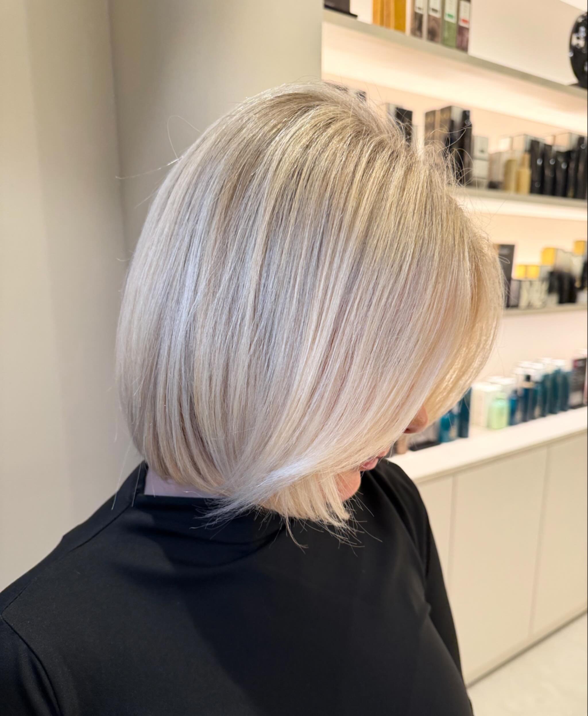 De vraag of wij enkel lang haar en waves doen, neen hoor! Kijk deze prachtige vanille blonde balayage eens. 
Wie twijfelt er soms ook om een groot stuk van de lengte de knippen? 🙋🏼&zwj;♀️💛🤍
#balayage #blondehair #oribeobsessed #kapper #brasschaat