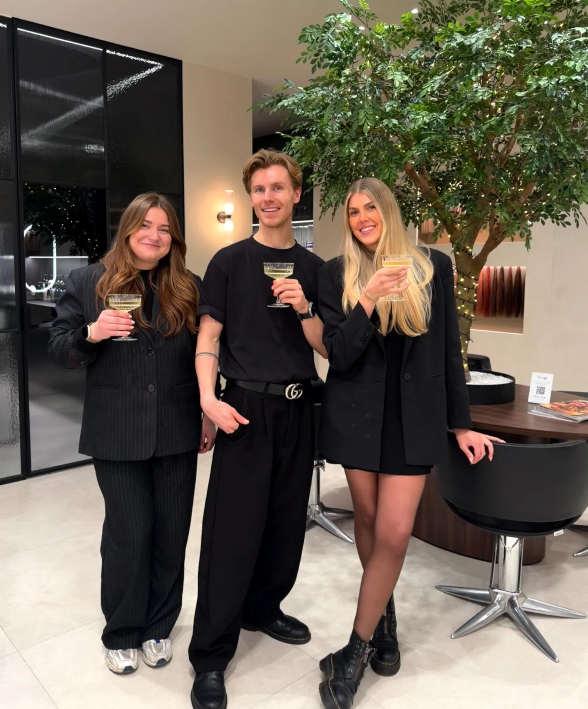 Wishing you a fabulous Christmas 🎄🎁

Wat een jaar&hellip; en vooral: wat een dankbaarheid 💛
Dankjewel aan al onze fantastische klanten voor het vertrouwen, de gezelligheid en de mooie momenten in onze stoel.

2025 was voor ons extra bijzonder, wan