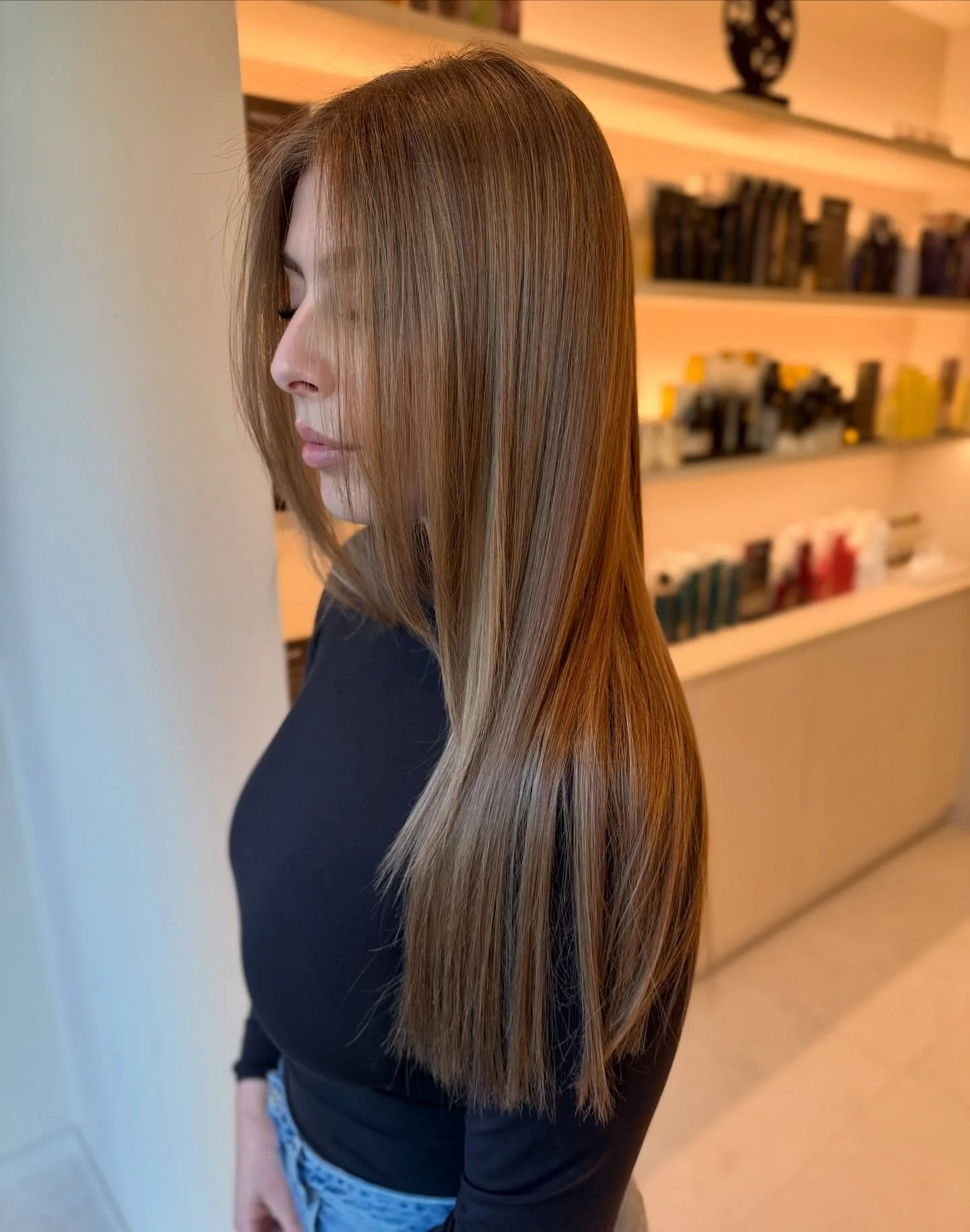 Waarom we fan zijn van een teasing balayage: 
- perfect geblende overgangen
- onderhoudsvriendelijk
- een ultra natuurlijke, tijdloze finish
Subtiel, en zo mooi.

#balayagesalon #kapper #brasschaat #longhair #musthair