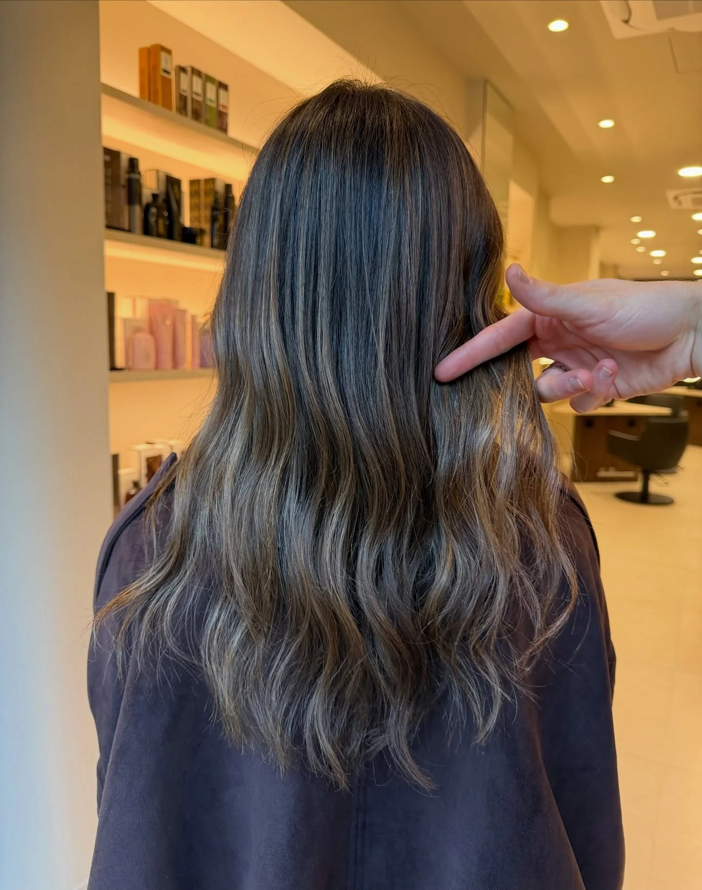 Subtiele dimensie, maximale impact 🫶🏼
Deze zachte balayage zorgt voor diepte, glans en een natuurlijke overgang.
Perfect voor wie houdt van low maintenance met high-end resultaat.

#oribeobsessed #balayage #kapper #brasschaat #antwerpen