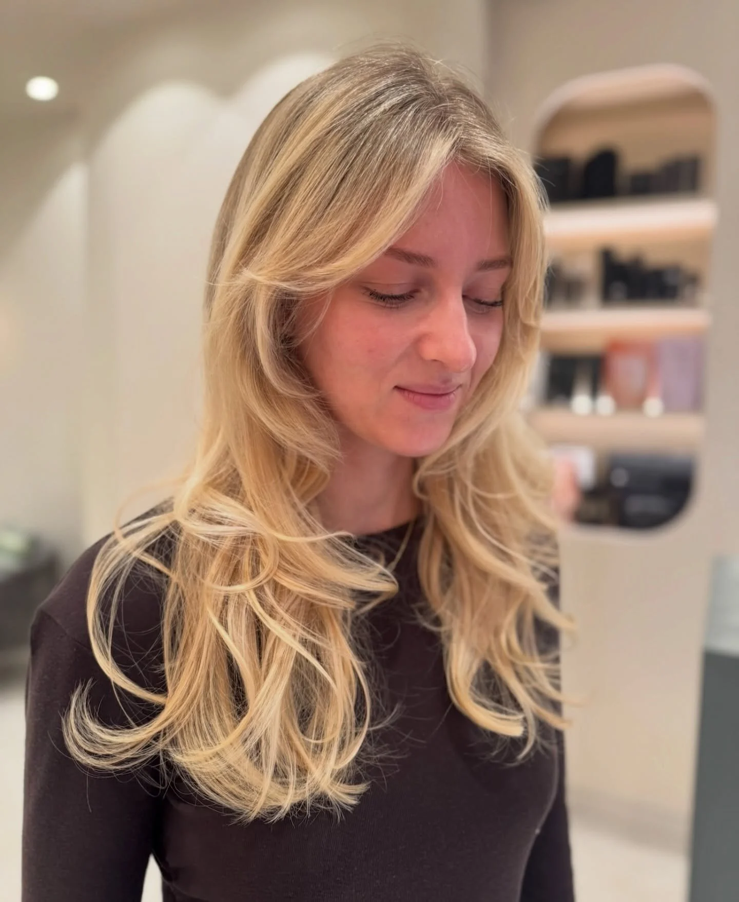 Het resultaat na een teasing balayage door must-hair, een kleurtechniek die zeer beperkt is in onderhoud. 😍✨

Af en toe een faceframe met toner en zo blijft deze balayage er lang goed uitzien. 👀 

#balayagesalon #kapper #brasschaat #antwerpen #must