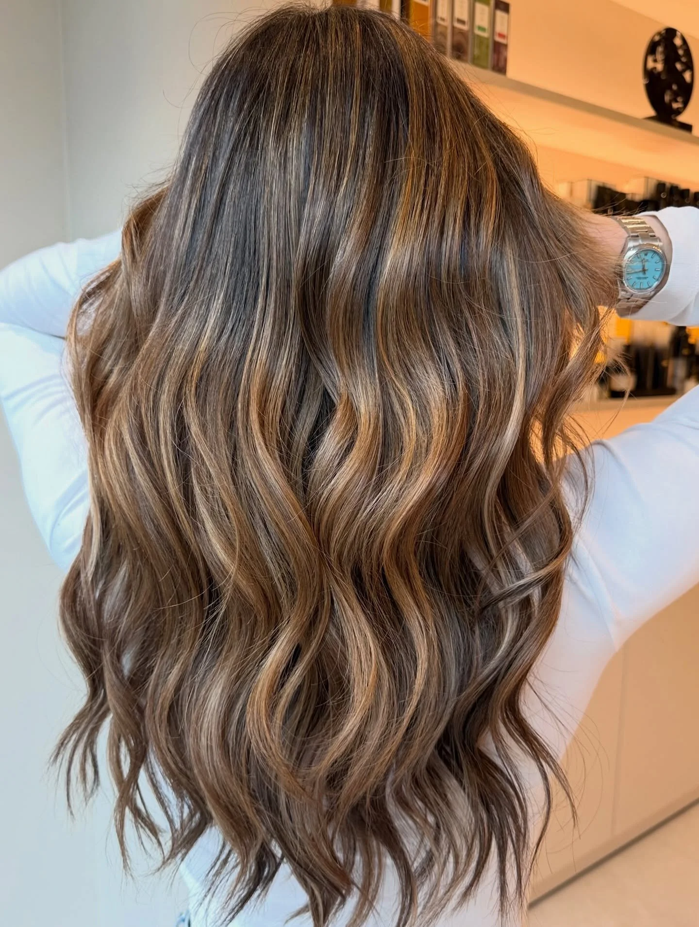 Dit is waarom teasing balayage zo populair is: 

Voor deze look combineerden we een teasing balayage met keratine extensions.
Zo cre&euml;ren we zachte, natuurlijke overgangen in de kleur en extra lengte en volume. 

Het resultaat? Haar dat voller, l