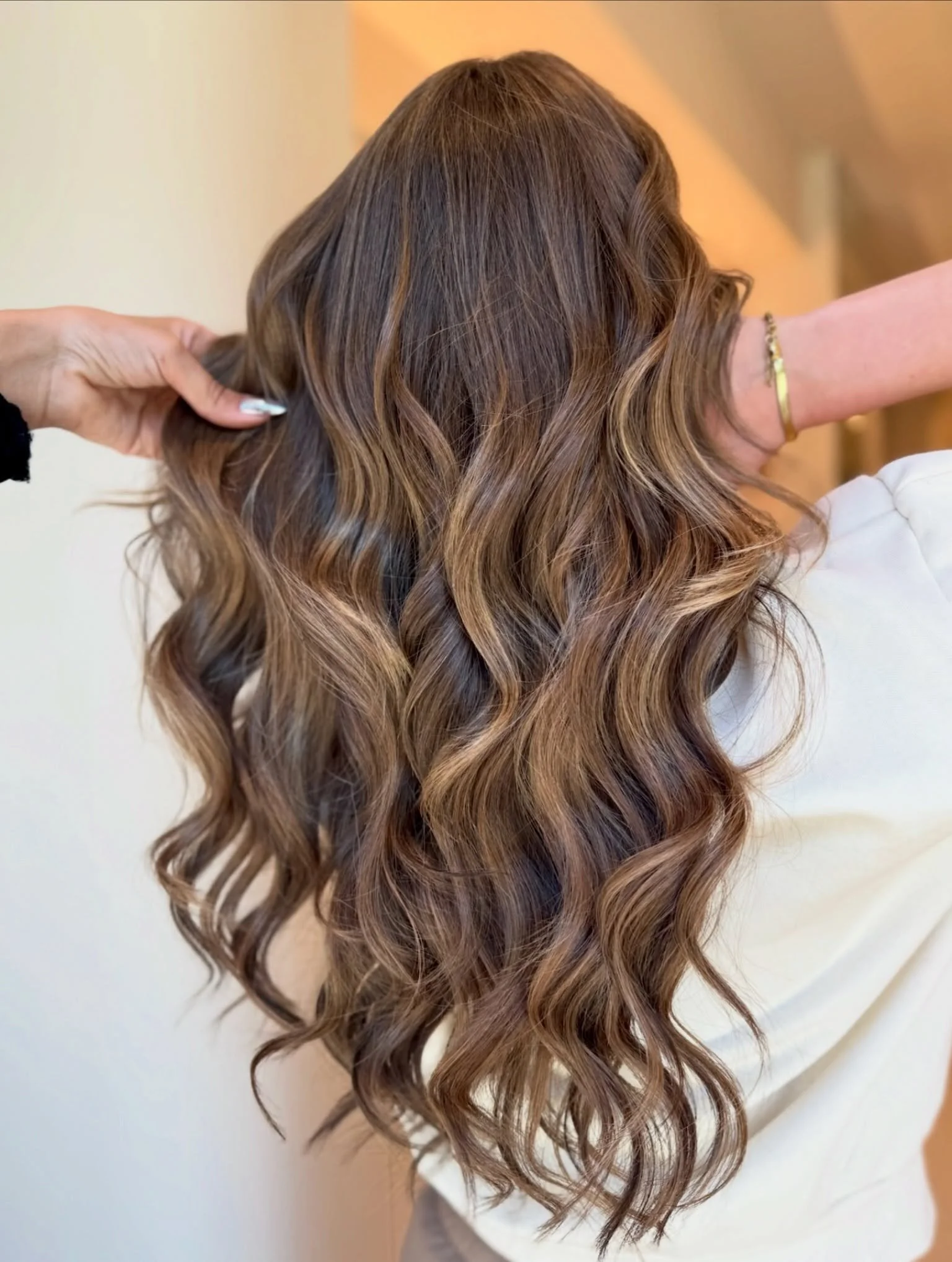 Wedding proof hair 🤍

Kelly trouwt binnenkort, en om haar op haar grote dag nog meer te laten stralen, kozen we voor een echte hair transformation.

We plaatsten 150 keratine extensions in 6 verschillende kleurtinten met ons cold fusion systeem. Zo 