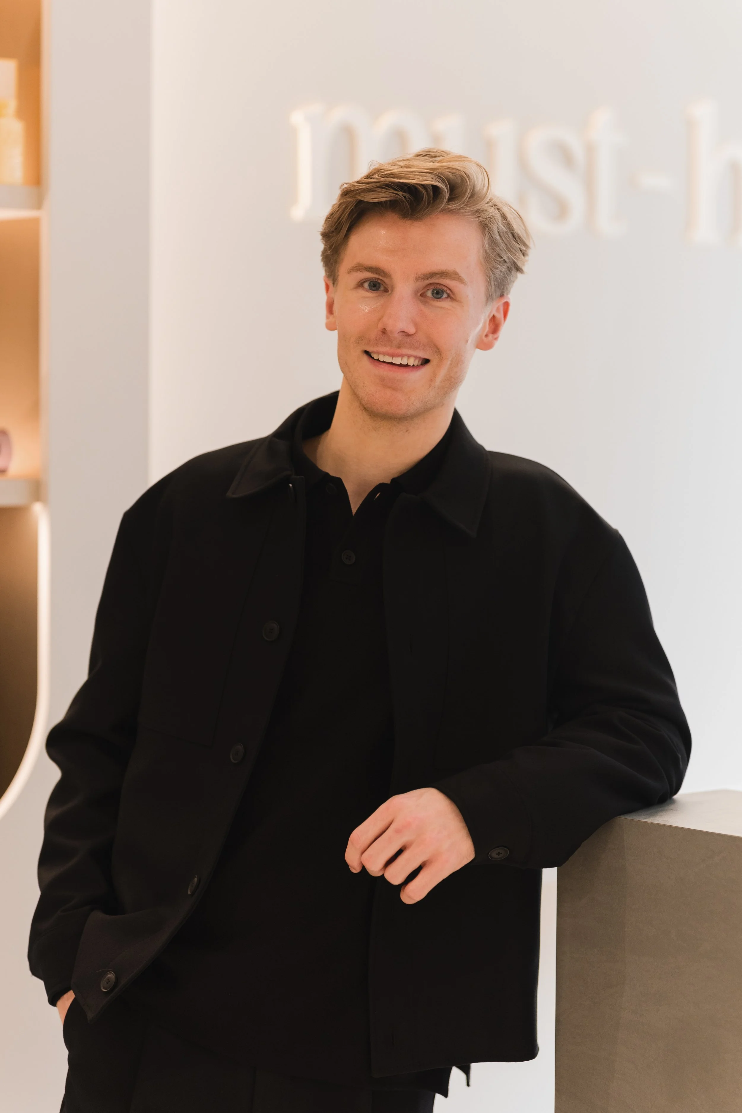 Joey is een ervaren kapper en hairstylist. die met zijn kennis in de sector heel veel mensen een mooi kapsel geeft