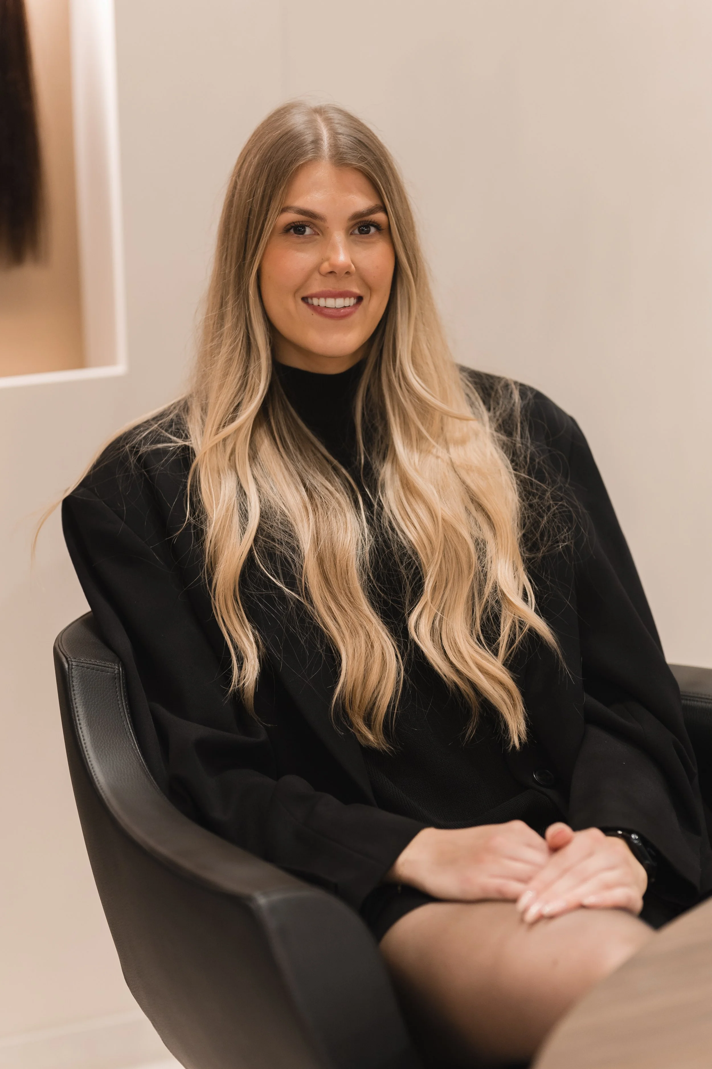 Kimberly is een jonge vrouw met prachtig blond haar doormiddel van highlights