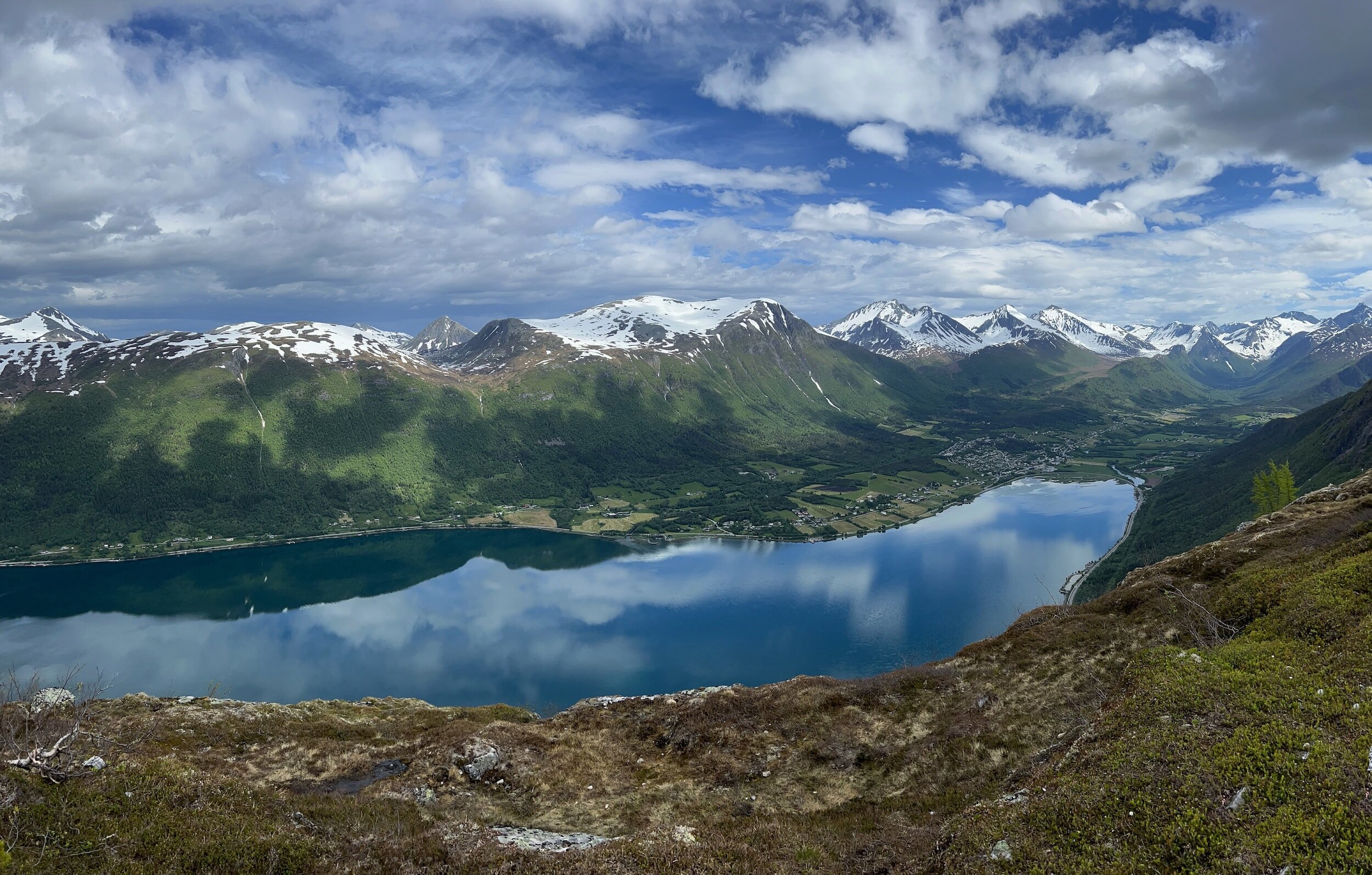 Landskapsbilde med fjord, fjell og dal