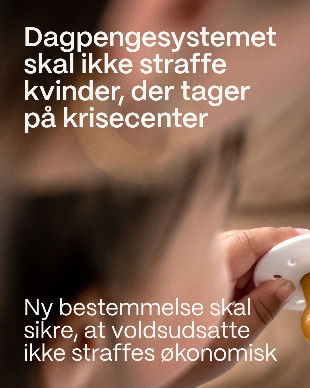 Ingen skal straffes &oslash;konomisk for at bringe sig selv og sine b&oslash;rn i sikkerhed!📣

Hvis du selv siger dit job op, kan du miste retten til dagpenge i tre uger. Det g&aelig;lder ogs&aring;, hvis du flygter fra vold og m&aring; s&oslash;ge 