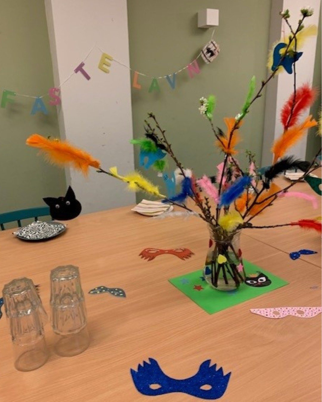 Fastelavn er mit navn...🐈&zwj;⬛🎶🎭

Traditionen tro markerede vi fastelavn med at sl&aring; katten af t&oslash;nden og smovse l&aelig;kre fastelavnsboller.💚

Der blev sl&aring;et igennem og grinet h&oslash;jt, og vi havde en virkelig hyggelig dag 