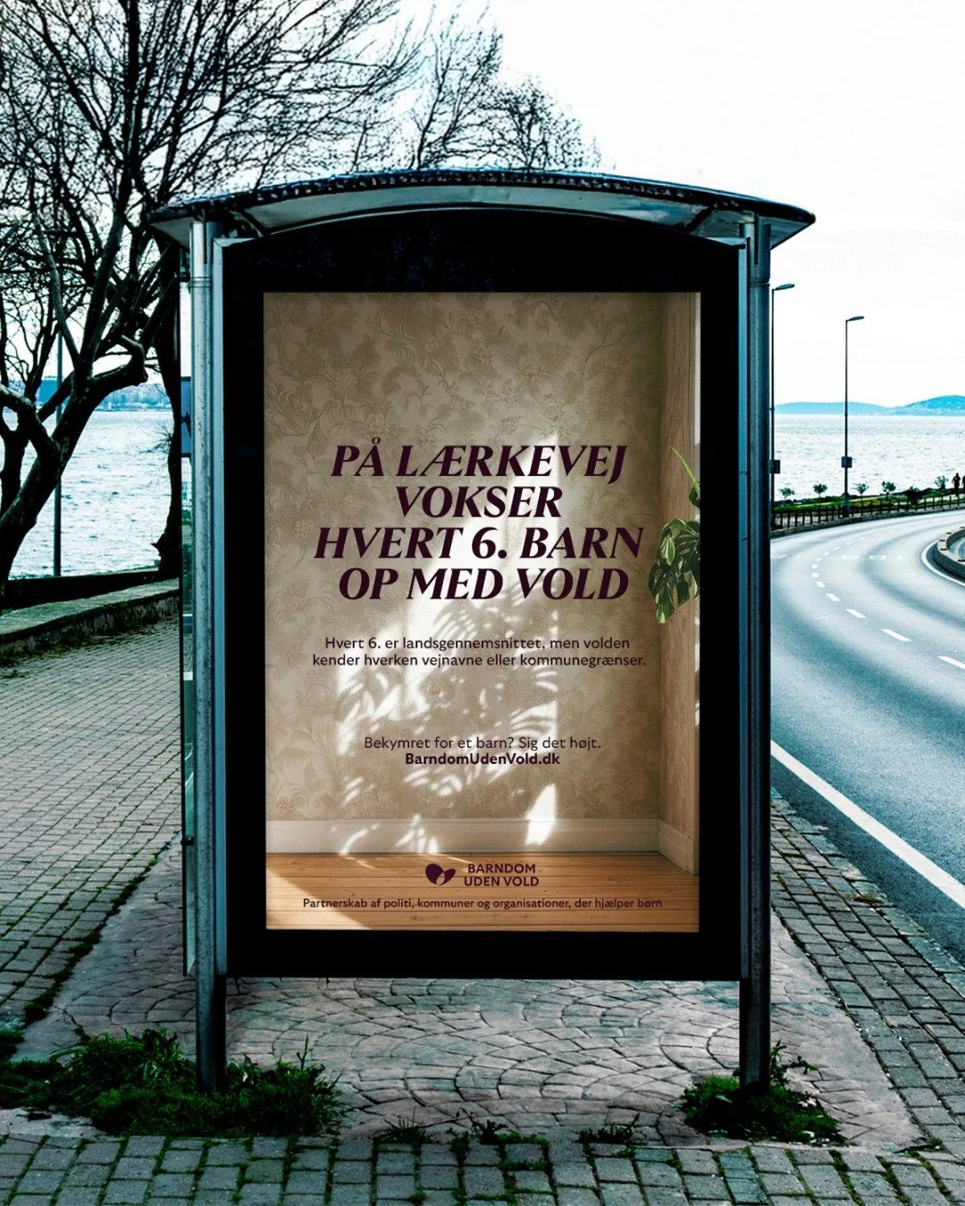 Har du set denne plakat i din by? 

Den fort&aelig;ller, at b&oslash;rn bliver udsat for vold i hjemmet. Det sted, de burde v&aelig;re allermest trygge. 

Vold mod b&oslash;rn er ulovligt. Vold mod b&oslash;rn er skadeligt. Alligevel foreg&aring;r de