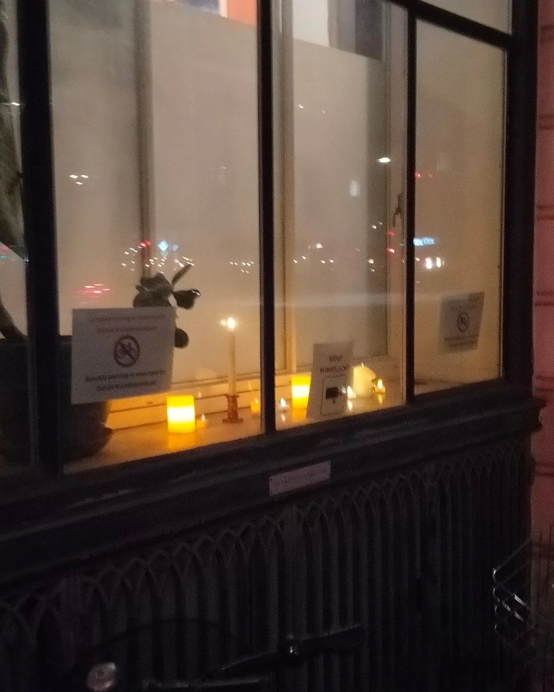 I aftes t&aelig;ndte vi lys i vinduet p&aring; krisecentret i K&oslash;benhavn.🕯️

Det gjorde vi for at mindes Danmarks befrielse. Men ogs&aring; som et symbol p&aring; kvinders ret til et liv i tryghed og frihed uden vold - i Danmark og i resten af