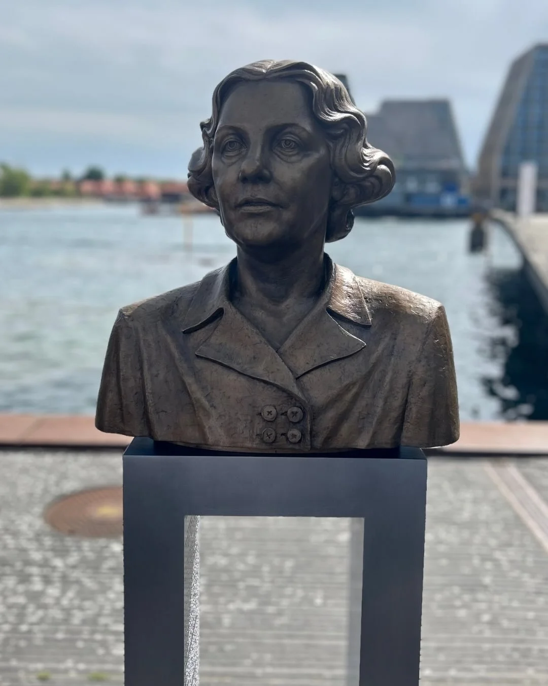 KVINDESAGSFORK&AElig;MPER H&AElig;DRES MED STATUE I K&Oslash;BENHAVN

I dag blev statuen af Bodil Begtrup afsl&oslash;ret p&aring; Ofelias Plads.✨

Bodil Begtrup var en markant stemme i kampen for kvinders rettigheder.♀️ I FN&rsquo;s tidlige &aring;r