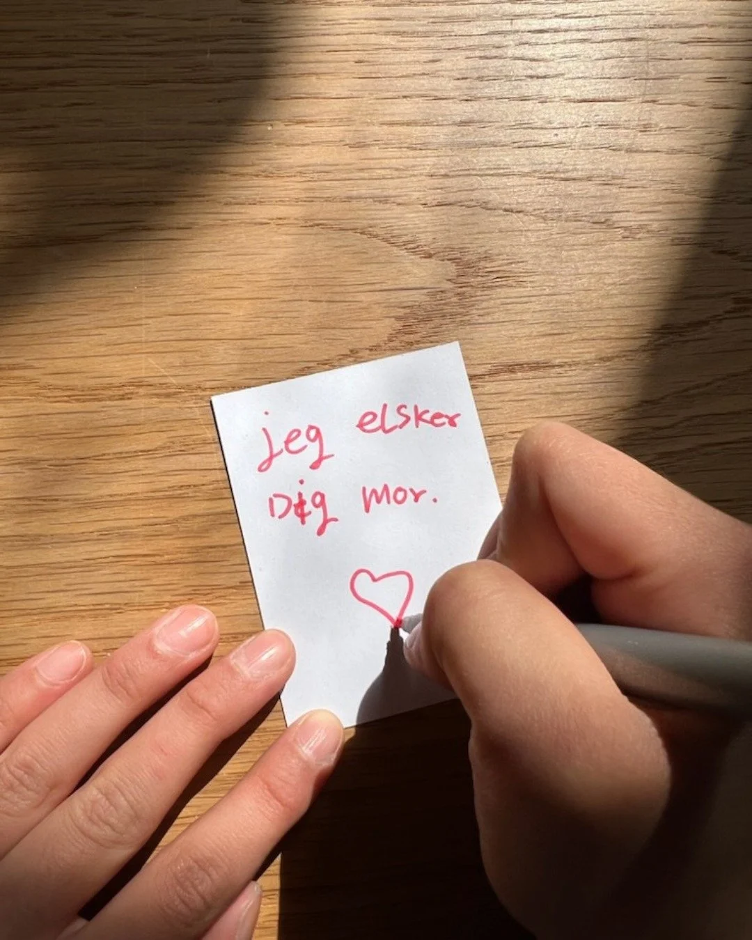Fejring af mors dag 💜

I s&oslash;ndags fejrede vi m&oslash;drene p&aring; vores krisecentre med l&aelig;kker kage, saftevand og masser af hygge.

B&oslash;rnene fik ogs&aring; mulighed for at overraske deres mor med chokolade og s&oslash;de kort 🧸