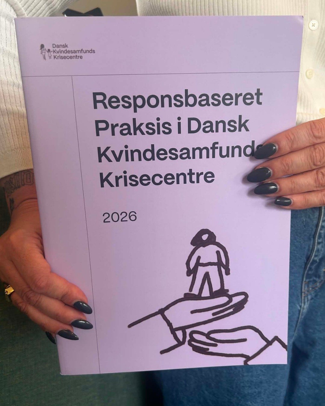 Endelig er den her!🎉 

Efter flere &aring;rs arbejde er vi stolte af snart at kunne dele vores h&aring;ndbog "Responsbaseret praksis i Dansk Kvindesamfunds Krisecentre."

H&aring;ndbogen bygger p&aring; flere &aring;rs samarbejde mellem pr