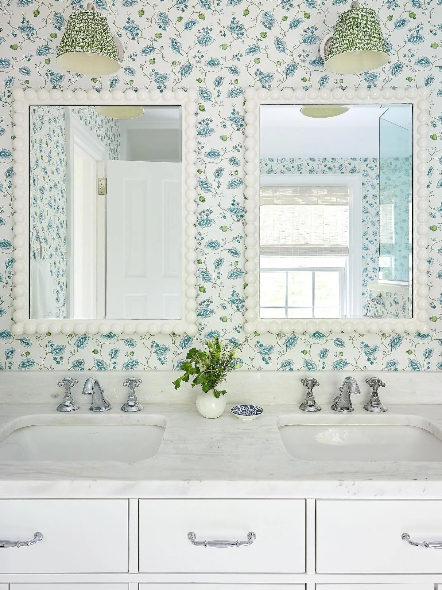 While neutral tones are the most common in primary bathrooms, we threw out the rulebook for this one! Instead we created a bright, inspiring space to wake up to each morning 🪥 🛁 ☀️ 

photo: @juliadags 

&bull;
&bull;
&bull;
&bull;

#blueshutterdesi