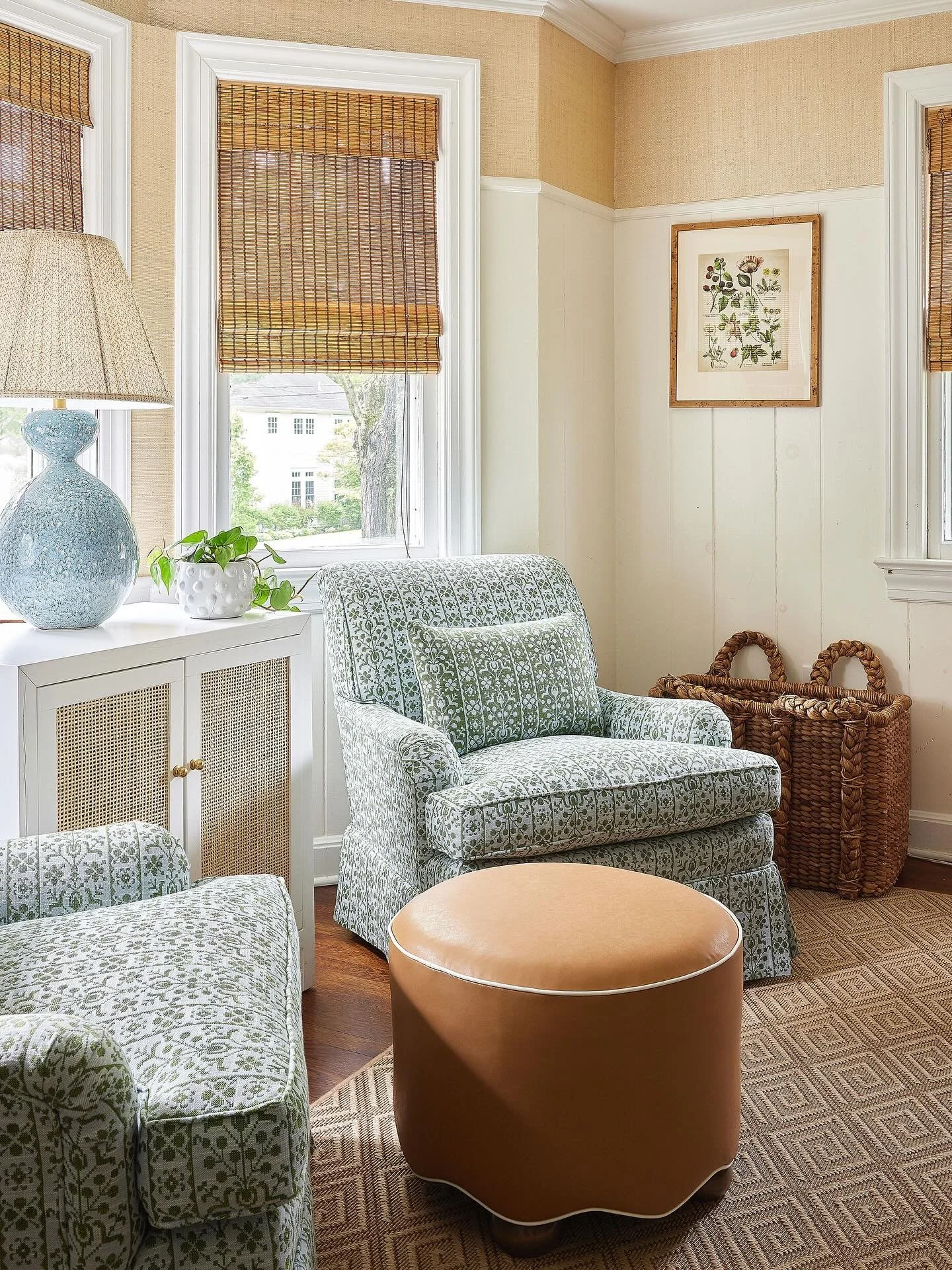 The prettiest/kid-friendly living room corner ☀️ Sister Parish indoor/outdoor fabric, a performance rug and a wipeable faux leather ottoman. Stain and stress free 🙌🏻 

photo: @juliadags 

&bull;
&bull;
&bull;
&bull;

#blueshutterdesignstudio #blues