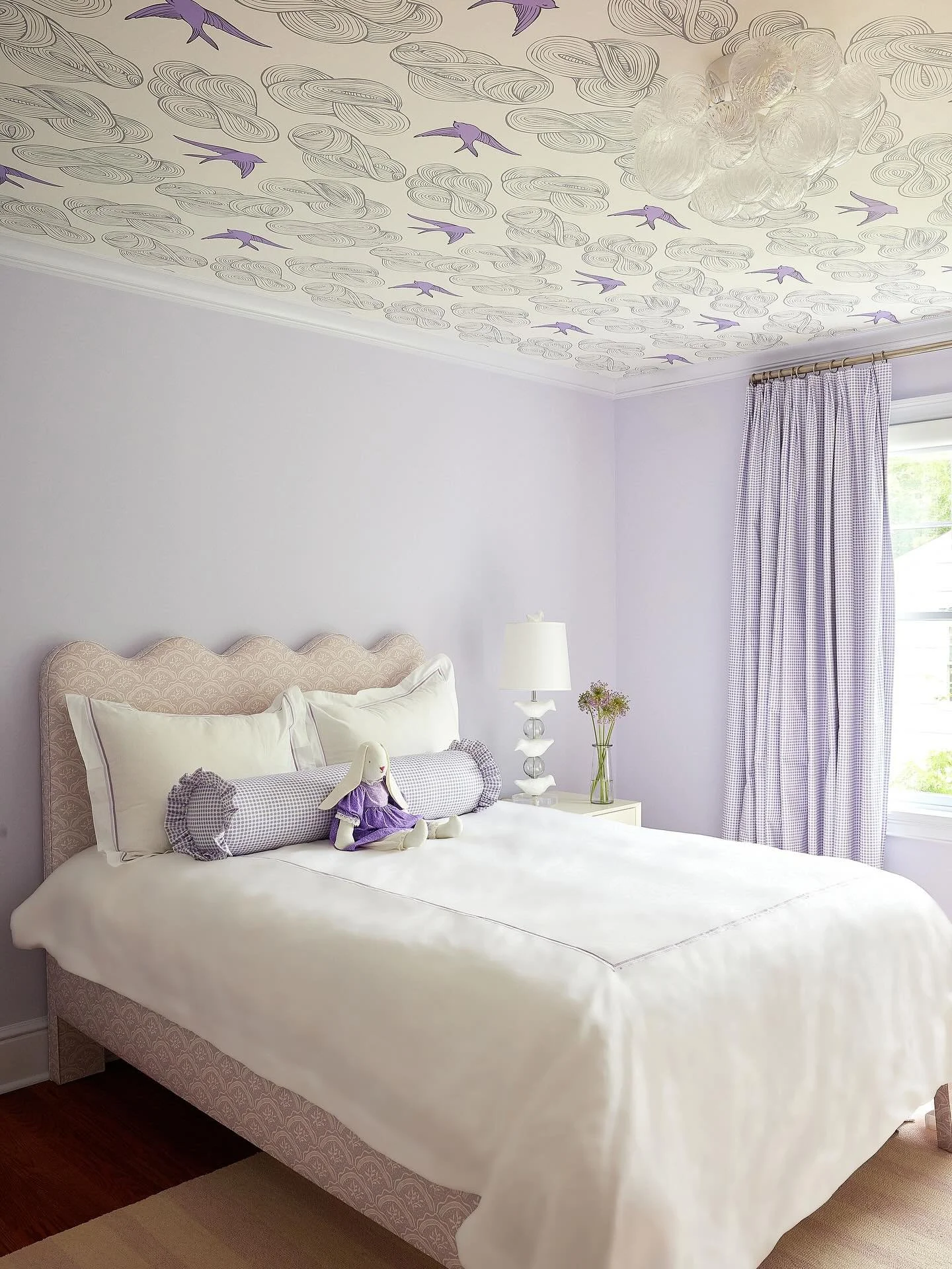 This client requested a girls&rsquo; bedroom that was mostly sweet but a little spunky&hellip;so we delivered! 💟 🫶🏻

photo: @juliadags 

&bull;
&bull;
&bull;
&bull;

#blueshutterdesignstudio #blueshutterdesigns #girlsroomdesign #girlsroomdecor #gi