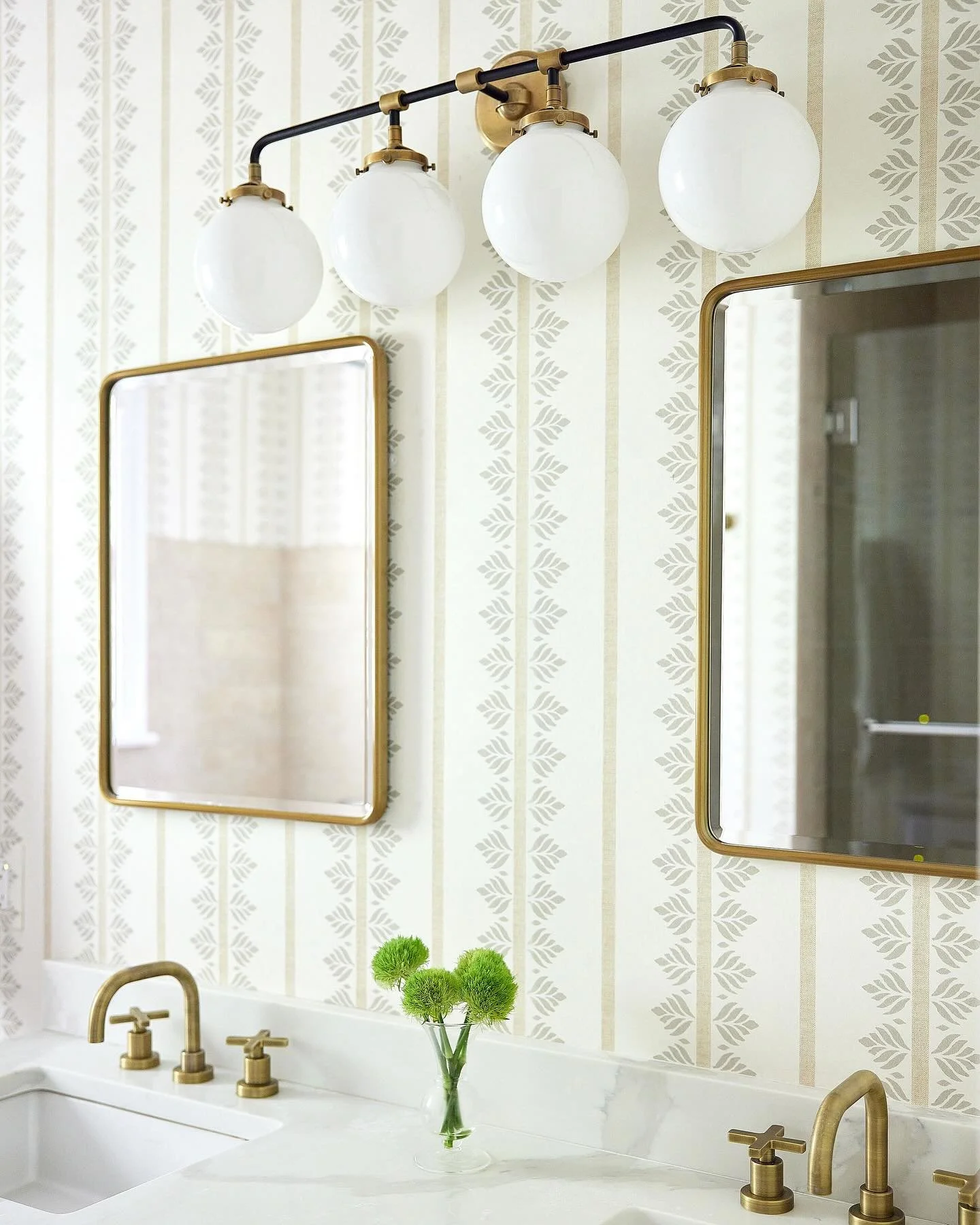This guest bath got a major facelift ✨ 

Swipe ➡️ for the before!

photo: @juliadags 

&bull;
&bull;
&bull;
&bull;

#blueshutterdesignstudio #blueshutterdesigns #bathroomremodel #bathroomreno #guestbathroommakeover #guestbathroomdecor #guestbathroomr