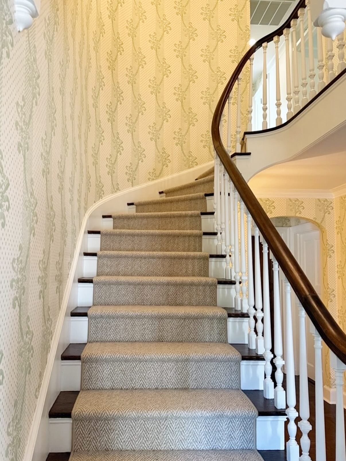 A little quiet here, a lot happening in real life. Stairways are having their moment&hellip; stay tuned 👀 ✨

&bull;
&bull;
&bull;
&bull;

#blueshutterdesigns #blueshutterdesignstudio #interiordesign #stairwayinspo #stairwaydesign #foyerwallpaper #st